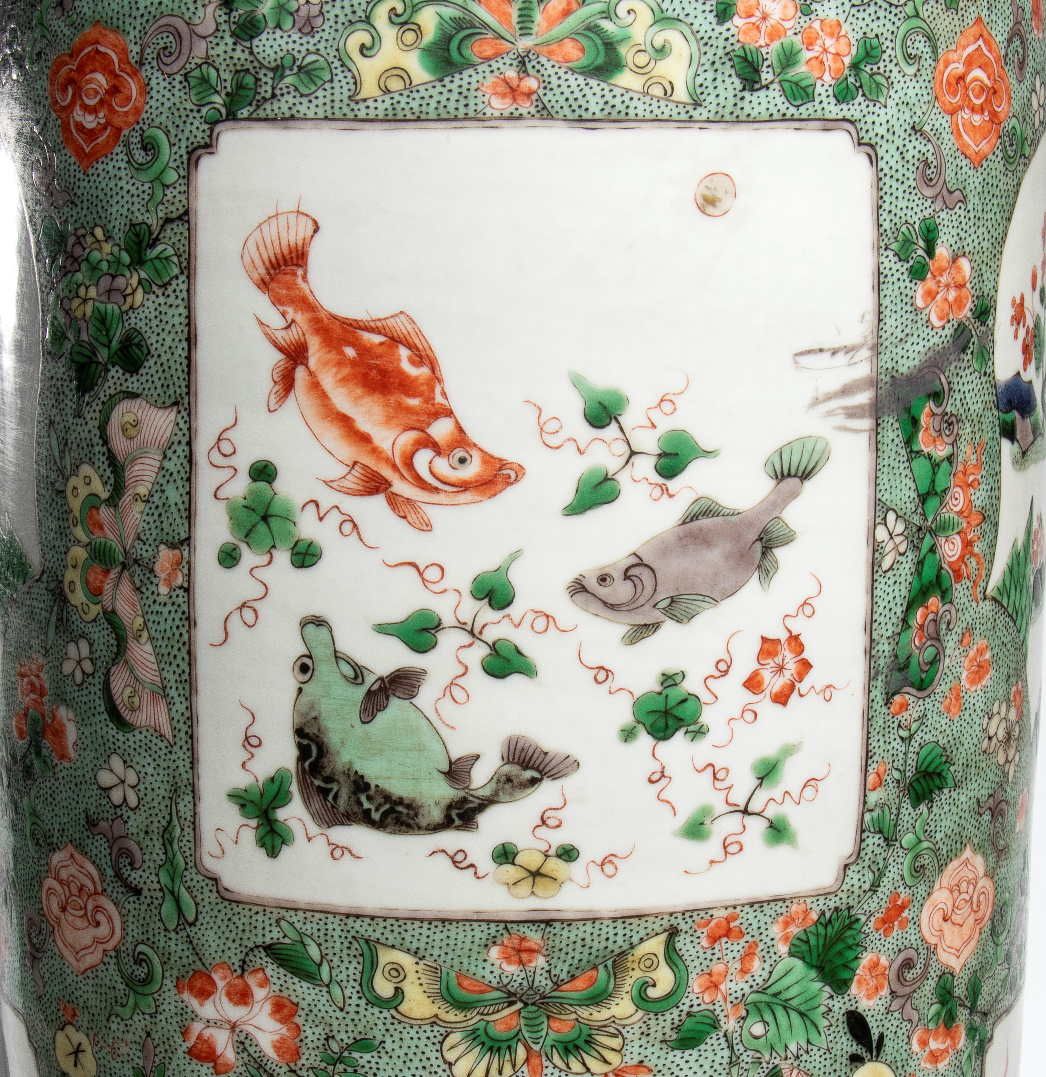 Cina, dinastia Qing (Kangxi), Grande vaso “rouleau” in porcellana della famiglia verde “animali p...