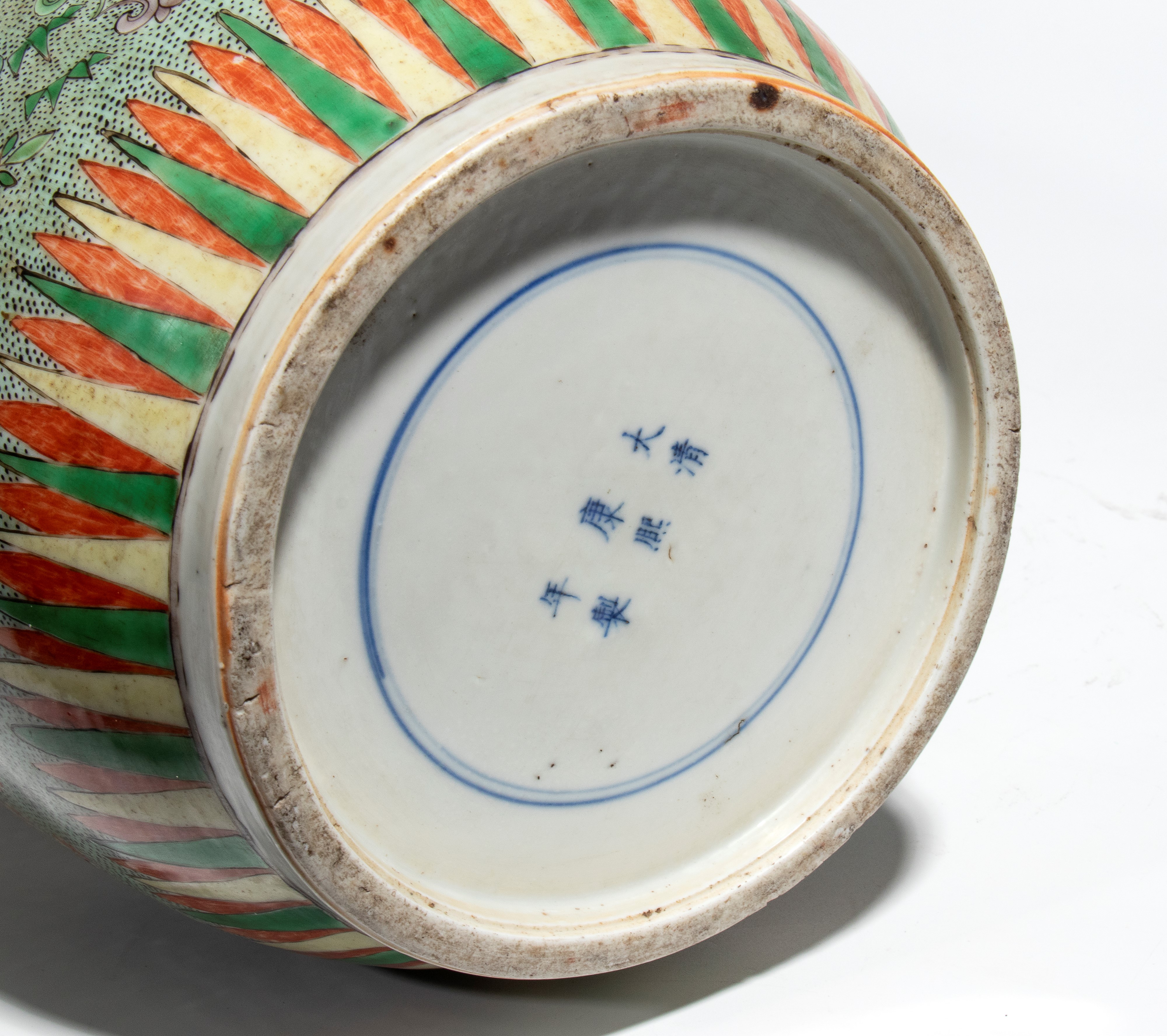 Cina, dinastia Qing (Kangxi), Grande vaso “rouleau” in porcellana della famiglia verde “animali p...