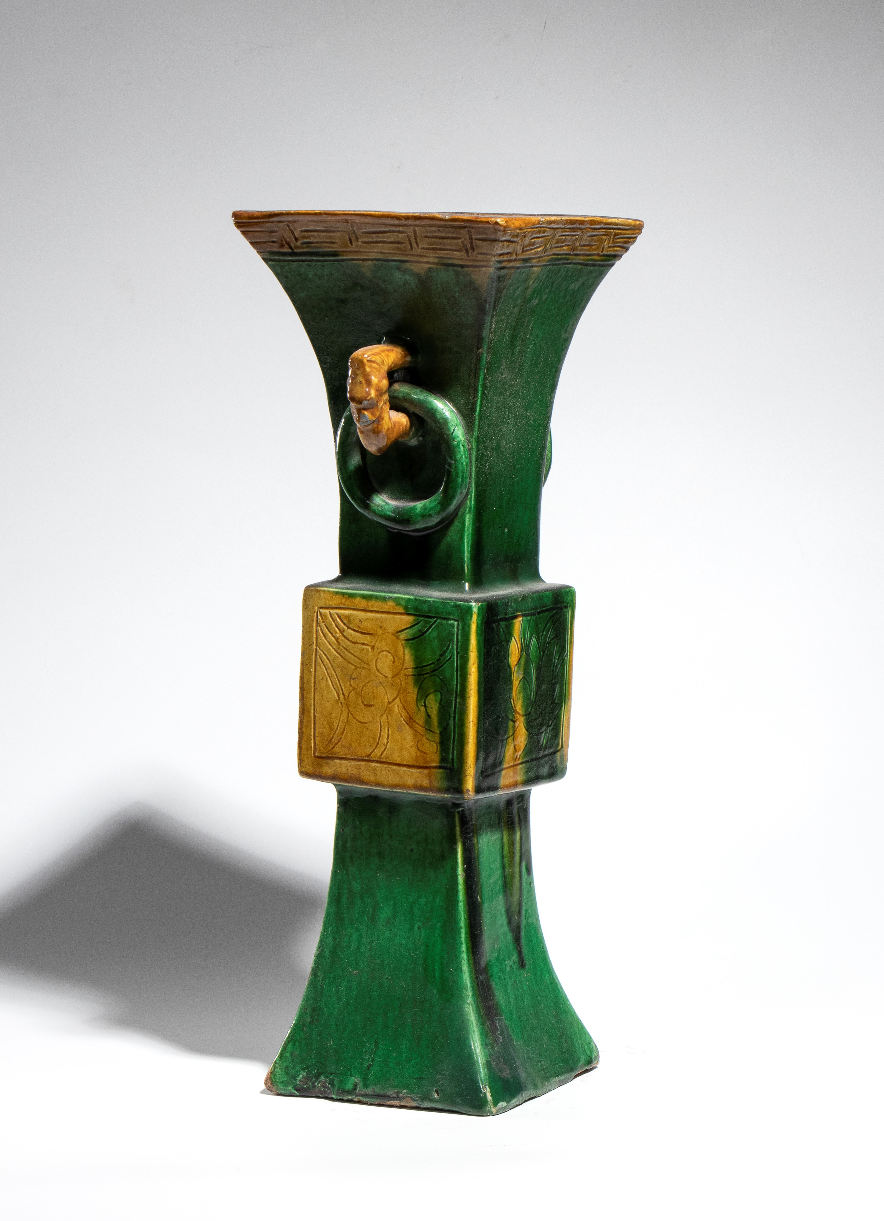 Vaso in ceramica smaltata Sancai, Dinastia Qing (Kangxi), Vaso rituale tipo Gu