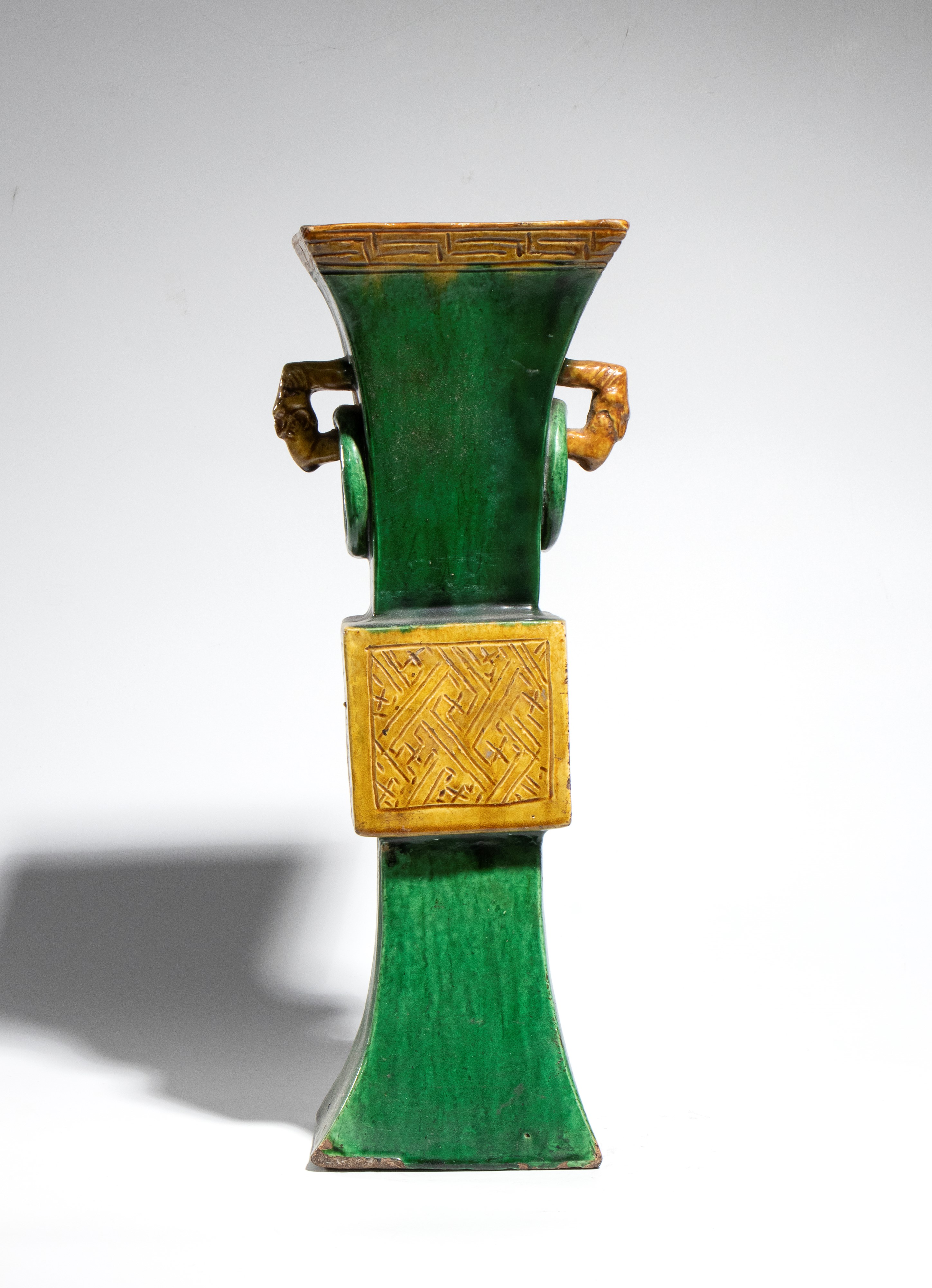 Vaso in ceramica smaltata Sancai, Dinastia Qing (Kangxi), Vaso rituale tipo Gu