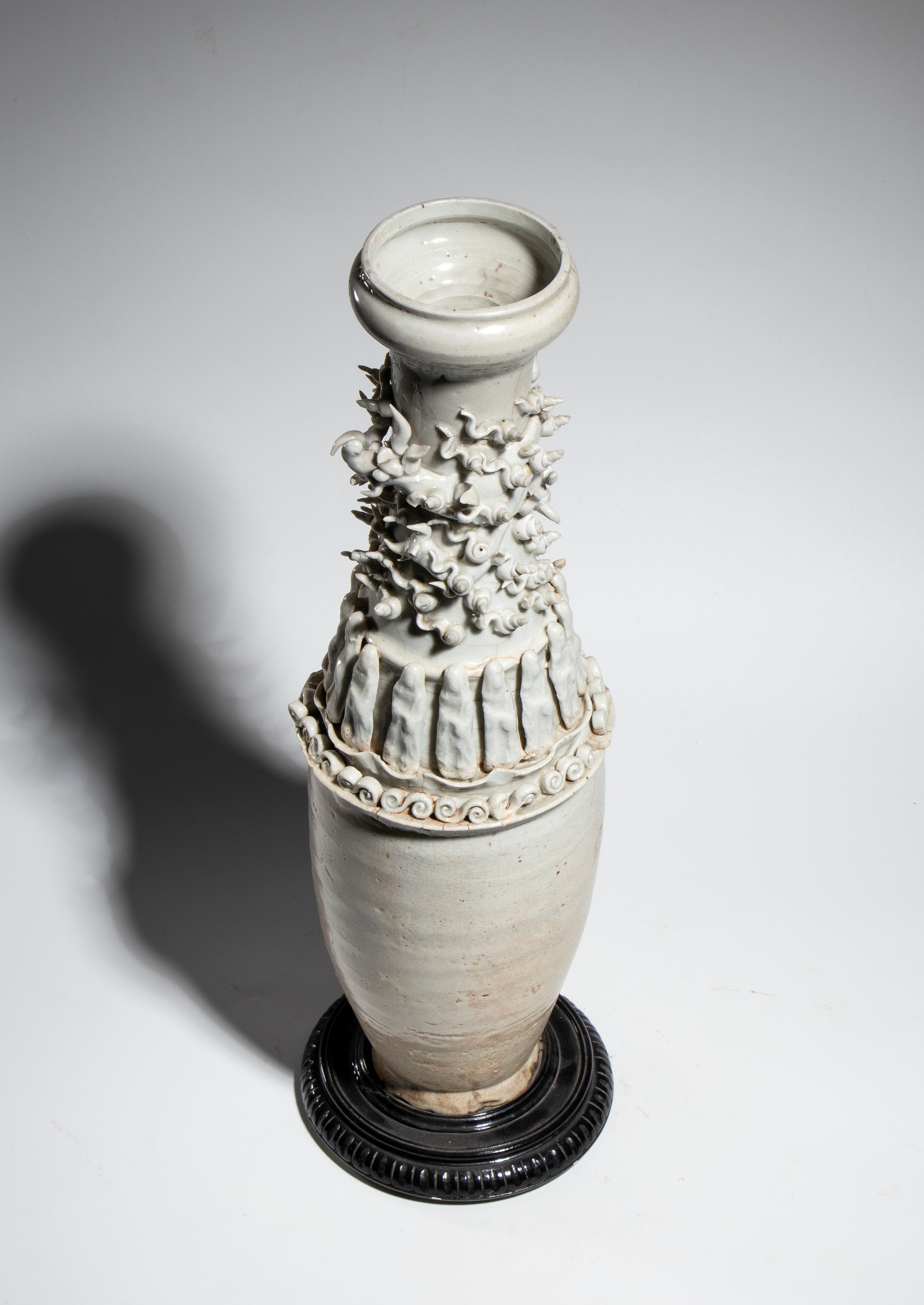 Cina, dinastia Song (X–XII secolo), Grande vaso funerario Qingbai in porcellana smaltata a corpo ...