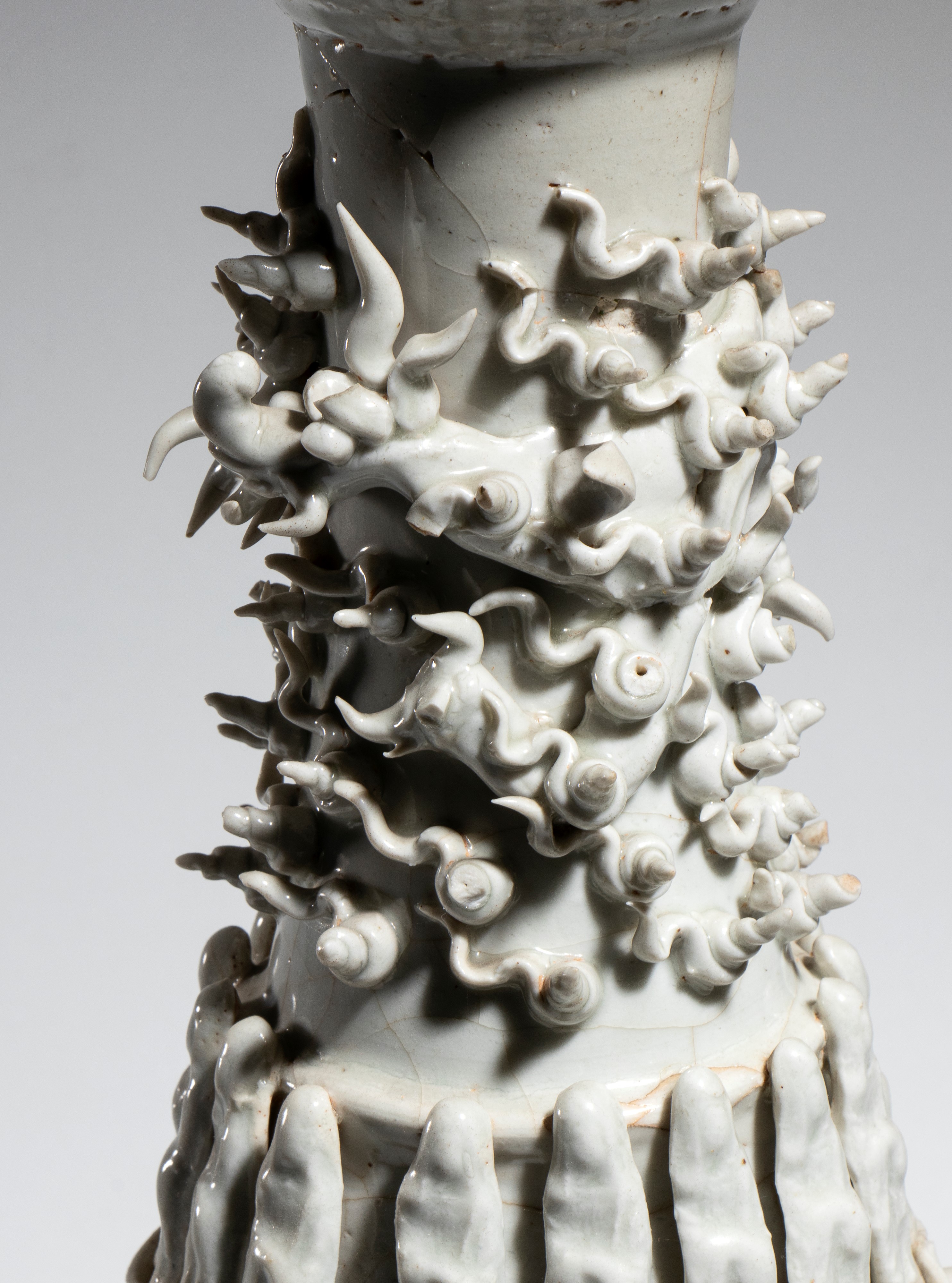 Cina, dinastia Song (X–XII secolo), Grande vaso funerario Qingbai in porcellana smaltata a corpo ...
