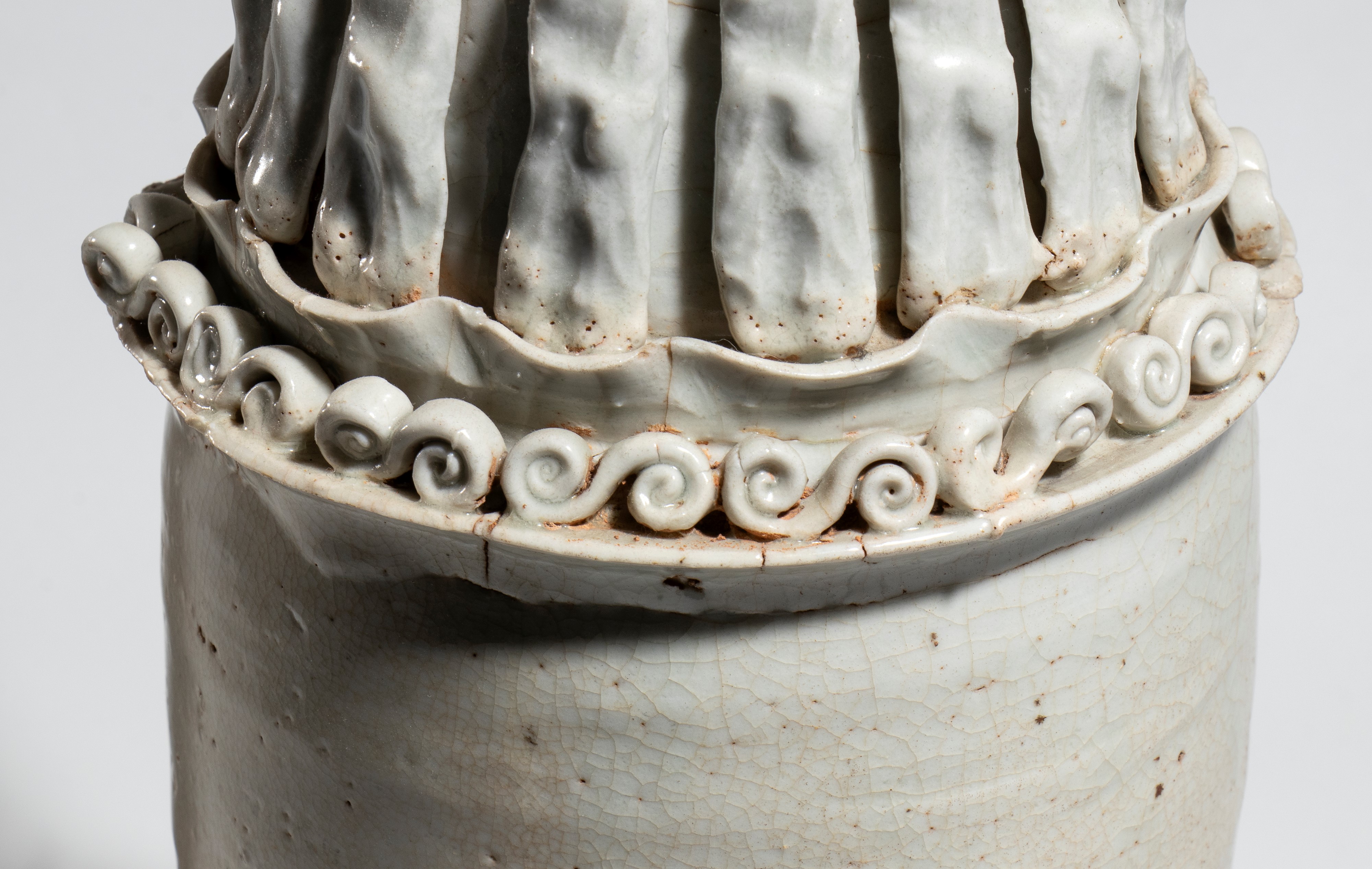 Cina, dinastia Song (X–XII secolo), Grande vaso funerario Qingbai in porcellana smaltata a corpo ...