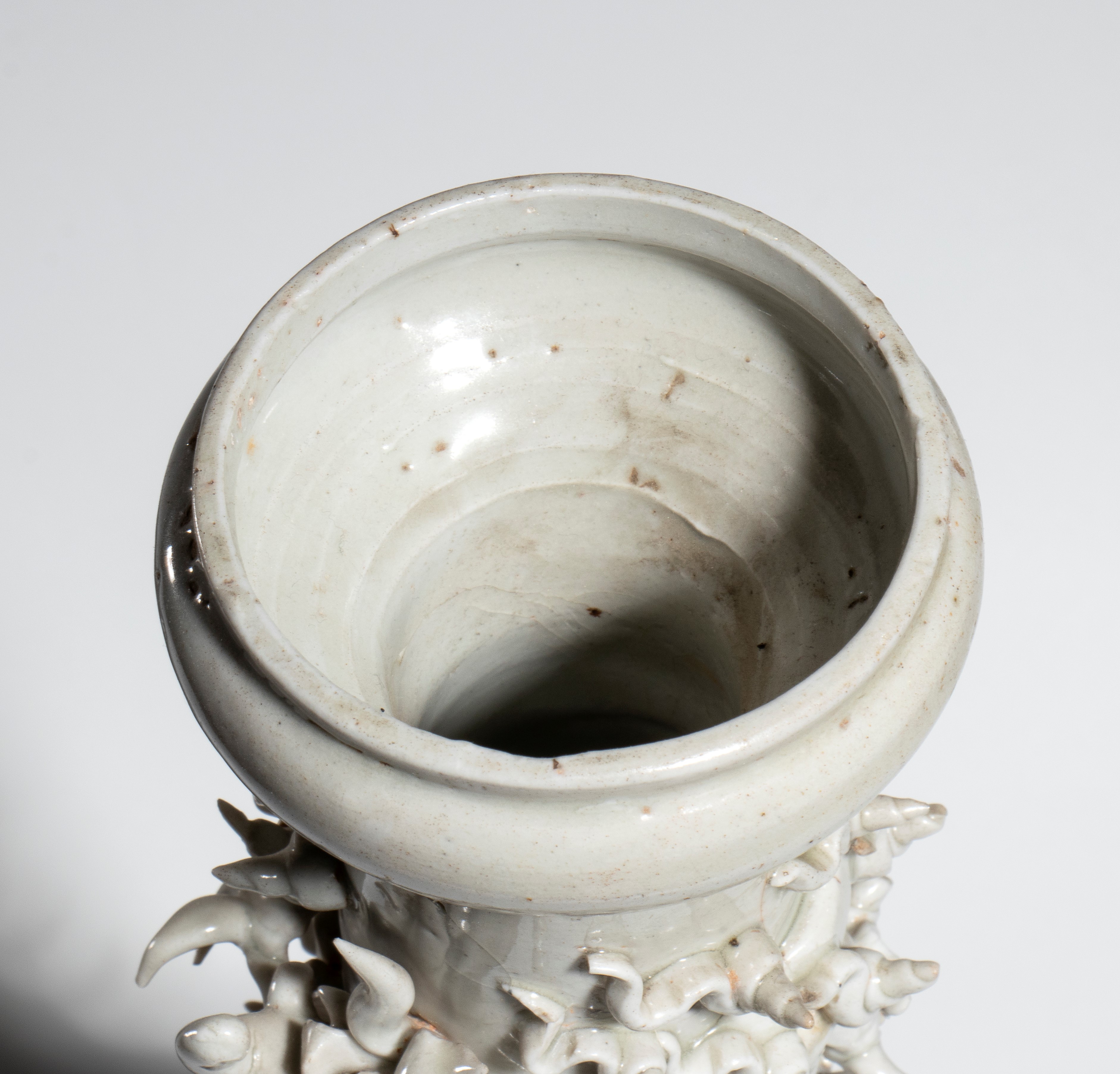 Cina, dinastia Song (X–XII secolo), Grande vaso funerario Qingbai in porcellana smaltata a corpo ...