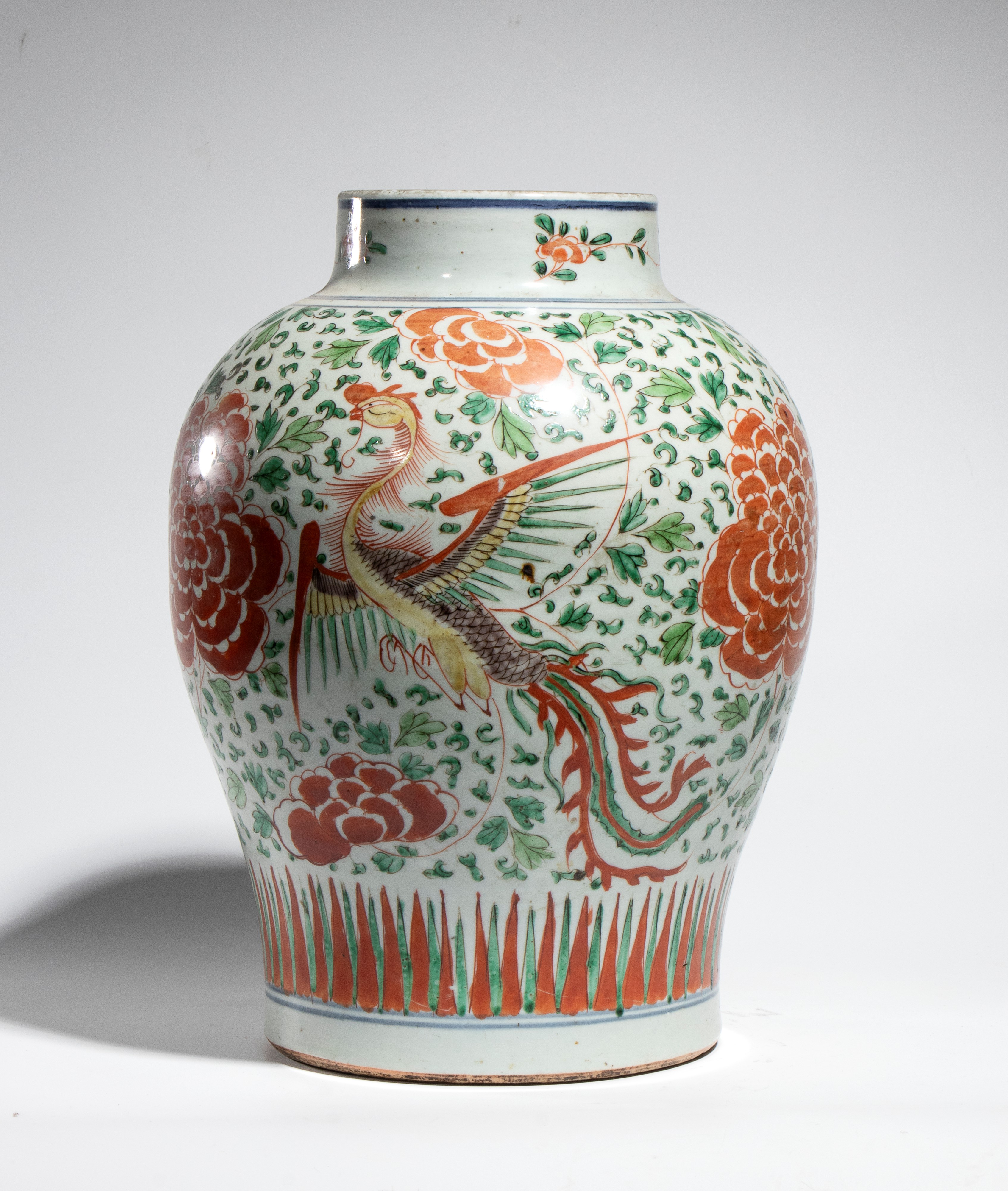 Cina (periodo Transizione 1630-1683), Giara in porcellana Wucai decorata con fenici tra fiori, sm...