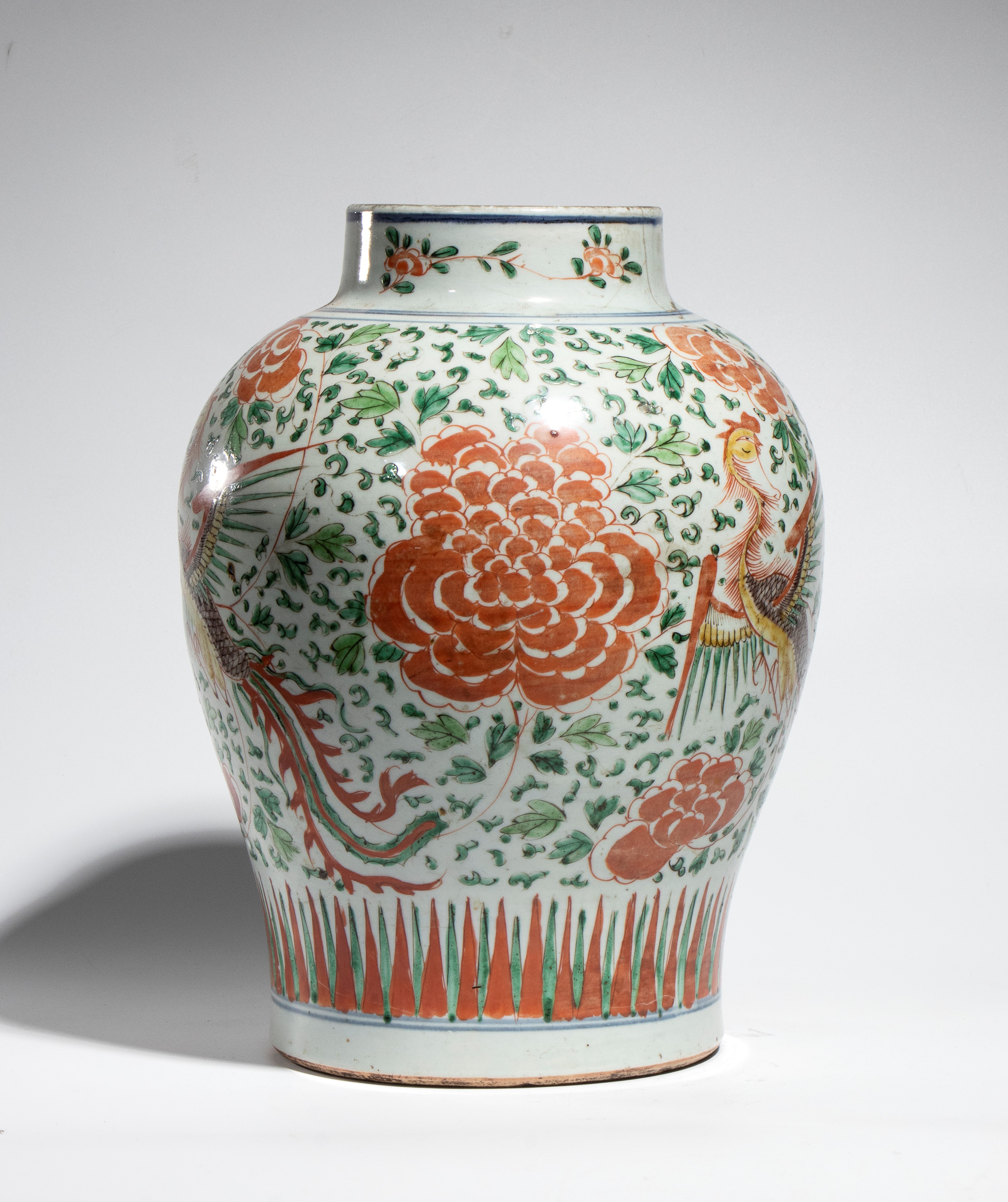 Cina (periodo Transizione 1630-1683), Giara in porcellana Wucai decorata con fenici tra fiori, sm...