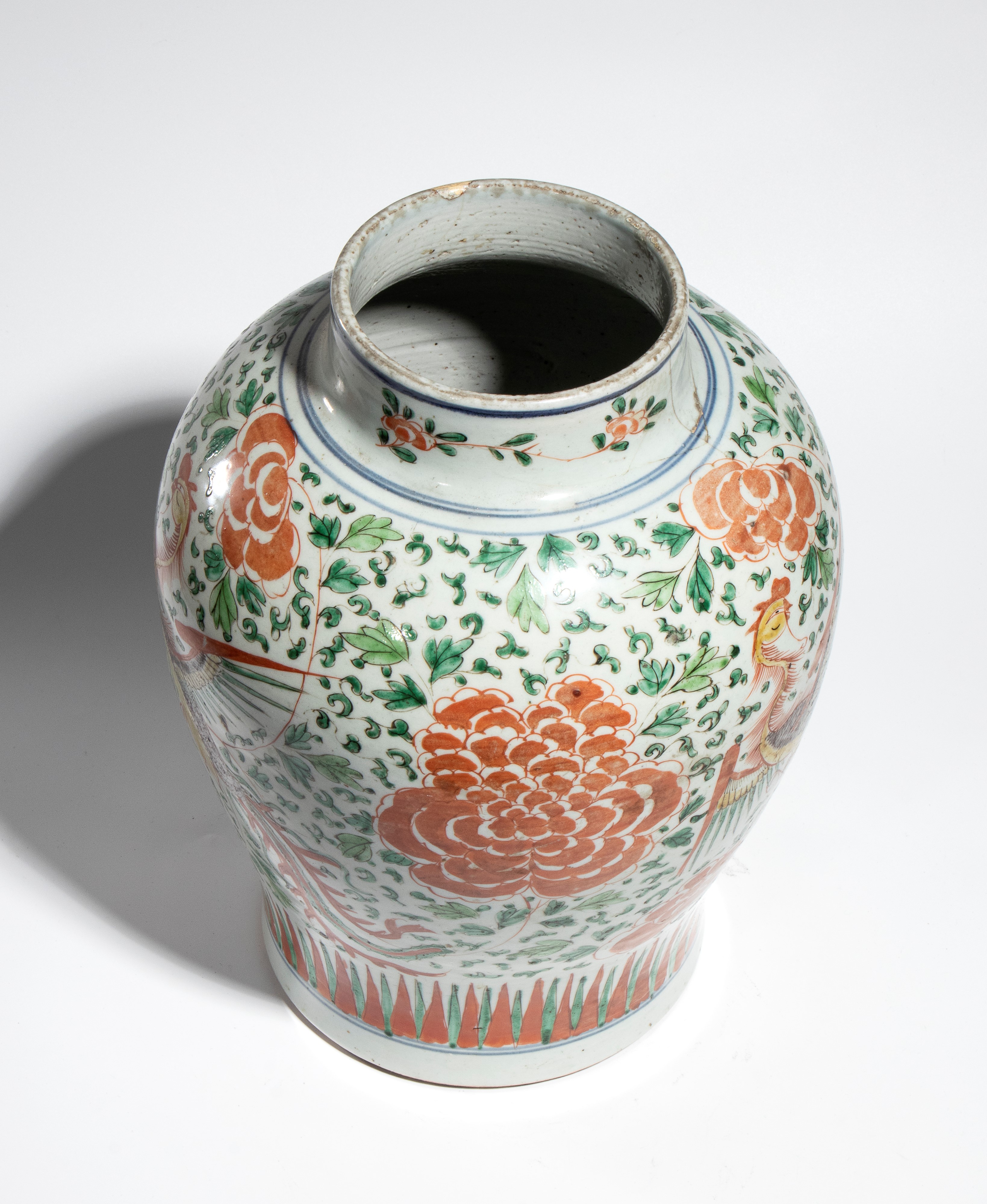 Cina (periodo Transizione 1630-1683), Giara in porcellana Wucai decorata con fenici tra fiori, sm...