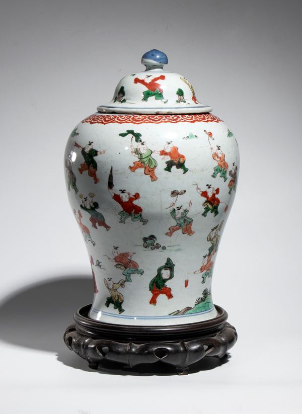 Raro grande vaso con coperchio in porcellana Wucai 