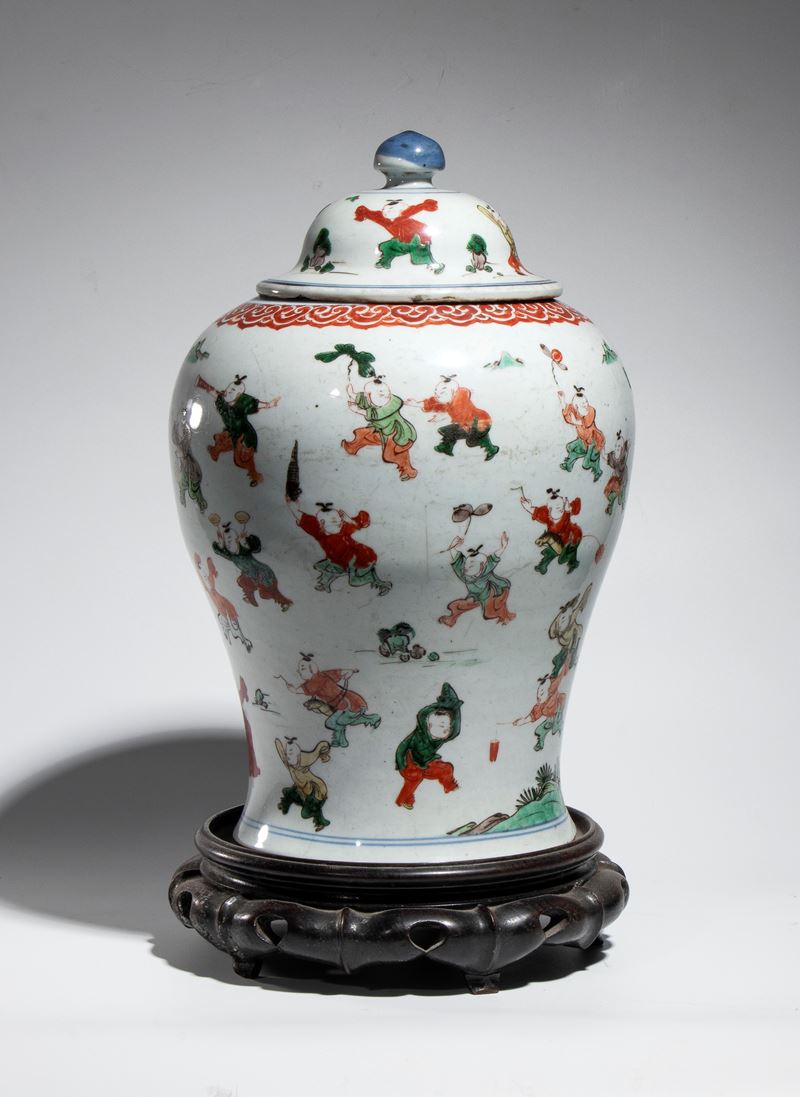 Cina periodo Transizione (1620-1683), Vaso in porcellana Wucai con coperchio «Cento Ragazzi» e ba...