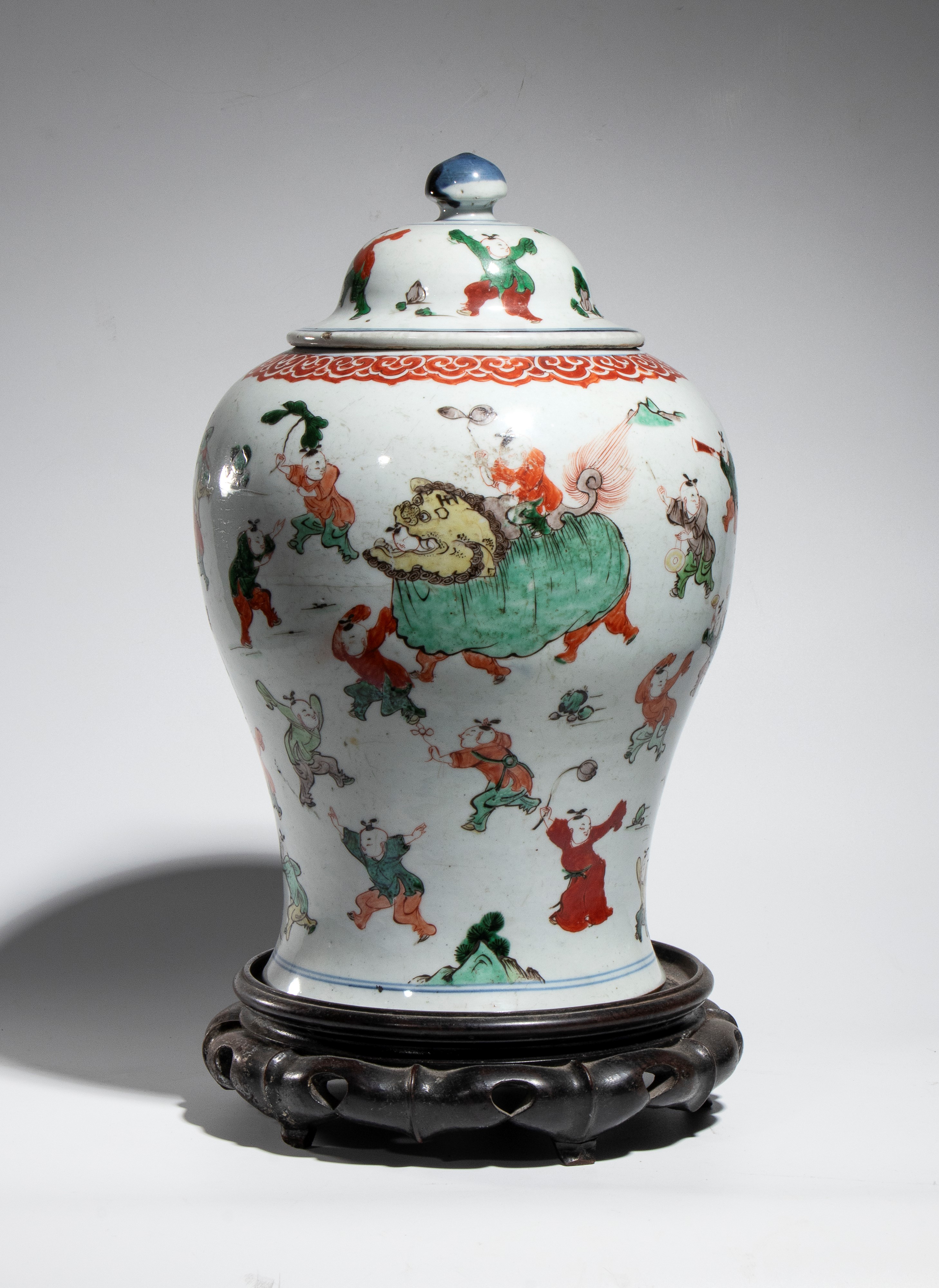 Cina periodo Transizione (1620-1683), Vaso in porcellana Wucai con coperchio «Cento Ragazzi» e ba...