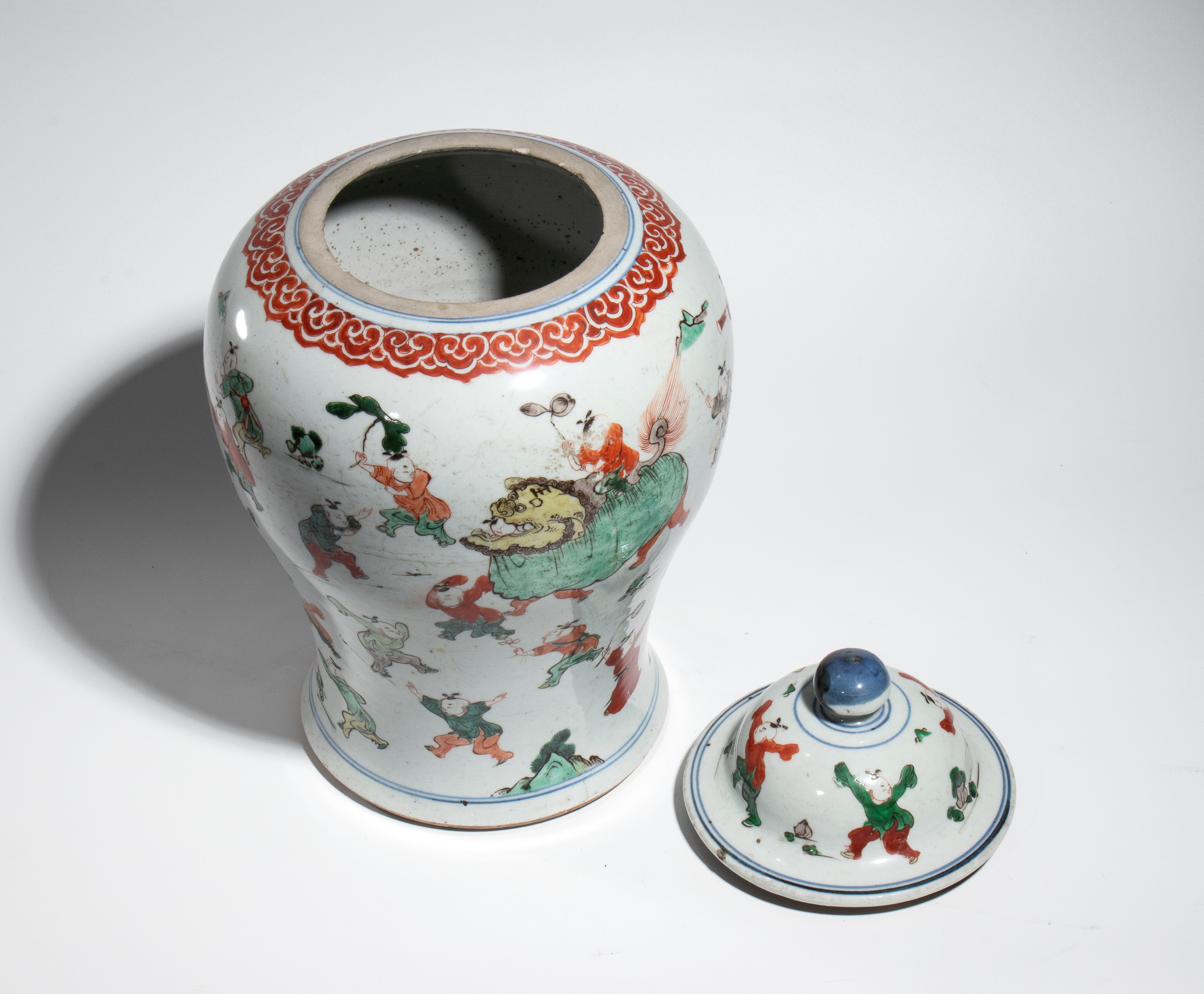 Cina periodo Transizione (1620-1683), Vaso in porcellana Wucai con coperchio «Cento Ragazzi» e ba...