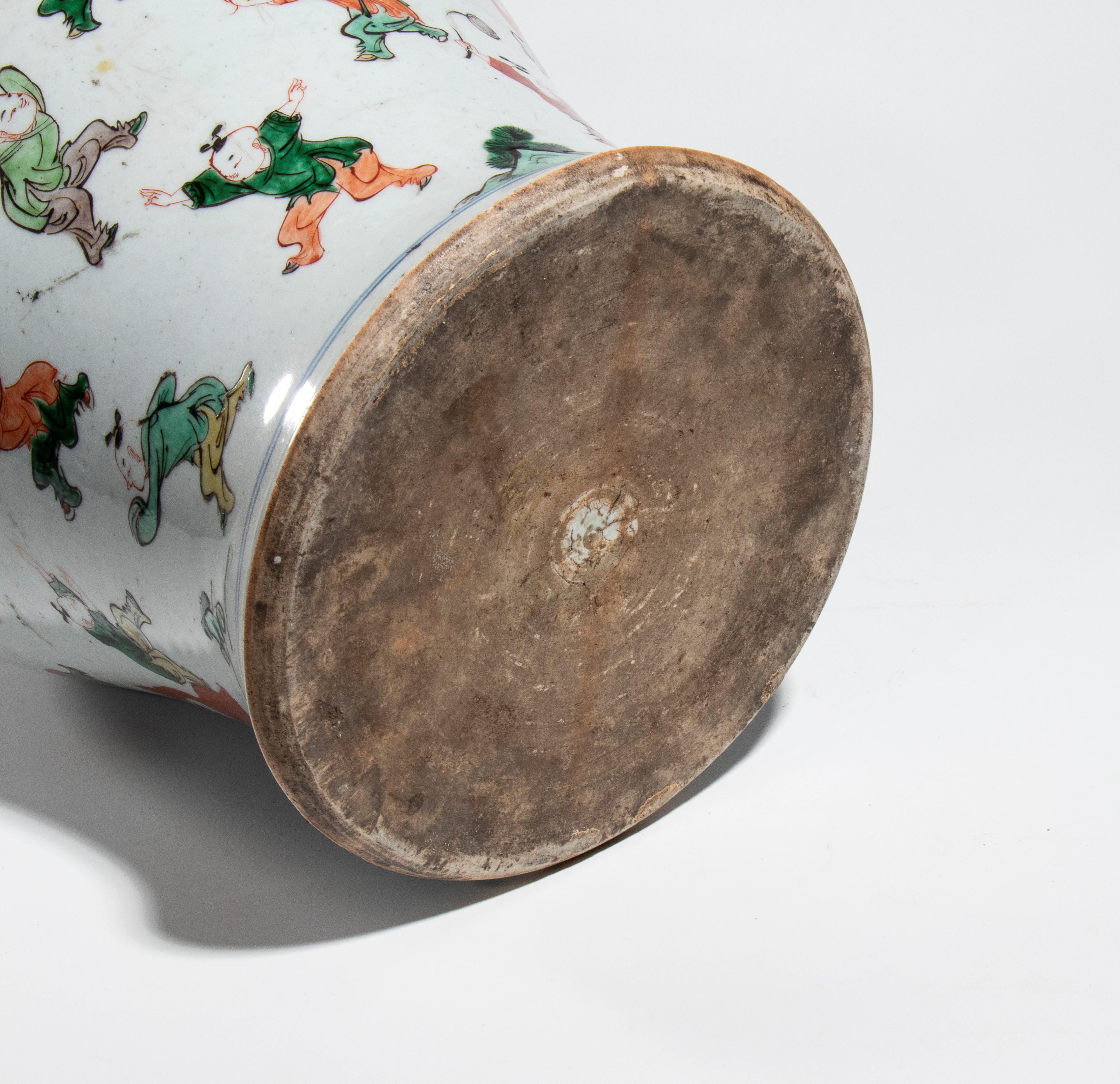 Cina periodo Transizione (1620-1683), Vaso in porcellana Wucai con coperchio «Cento Ragazzi» e ba...