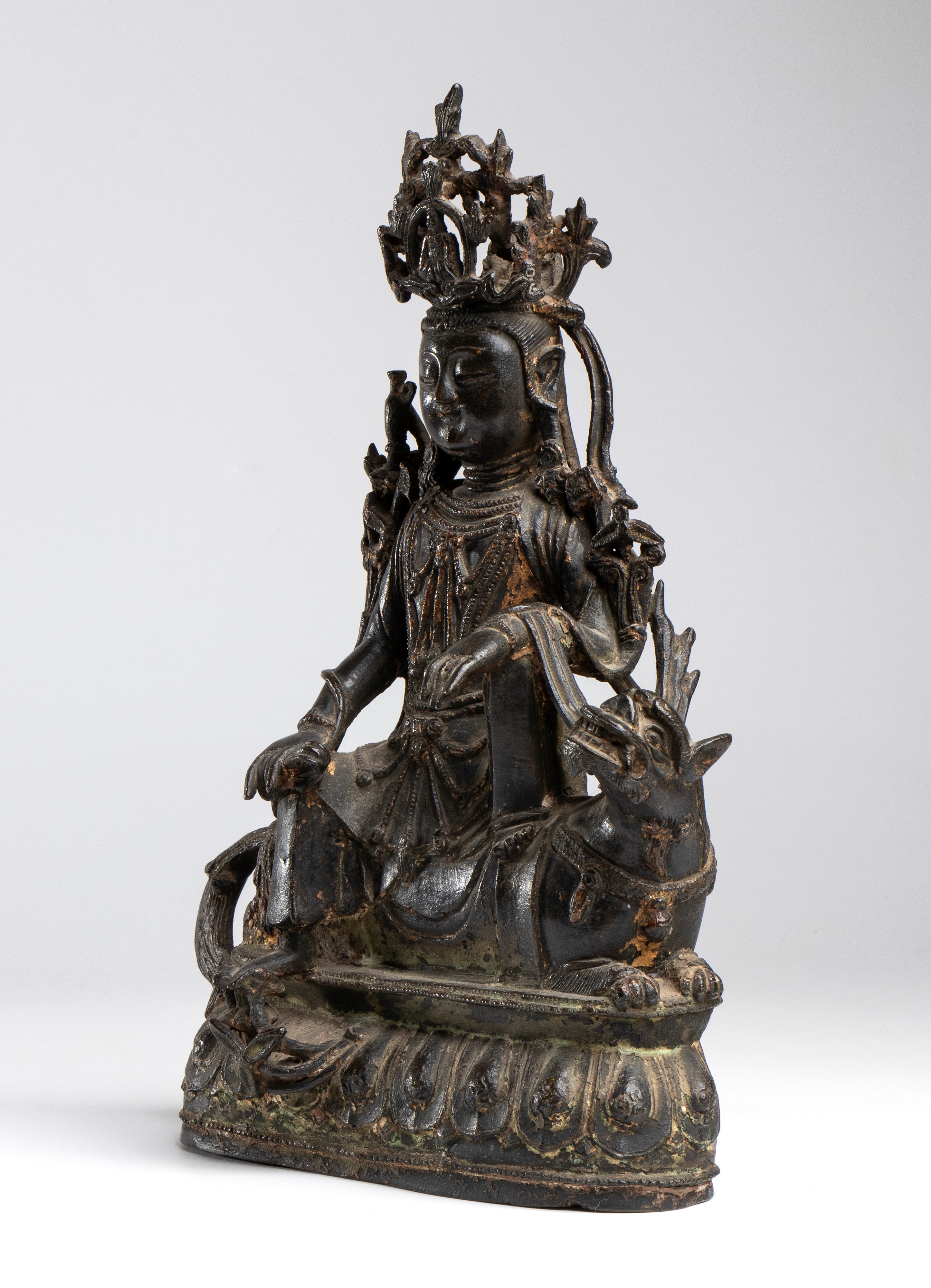 Bodhisatva, Figura in bronzo dorato su creatura mitica, Cina dinastia Ming (XV-XVI secolo)