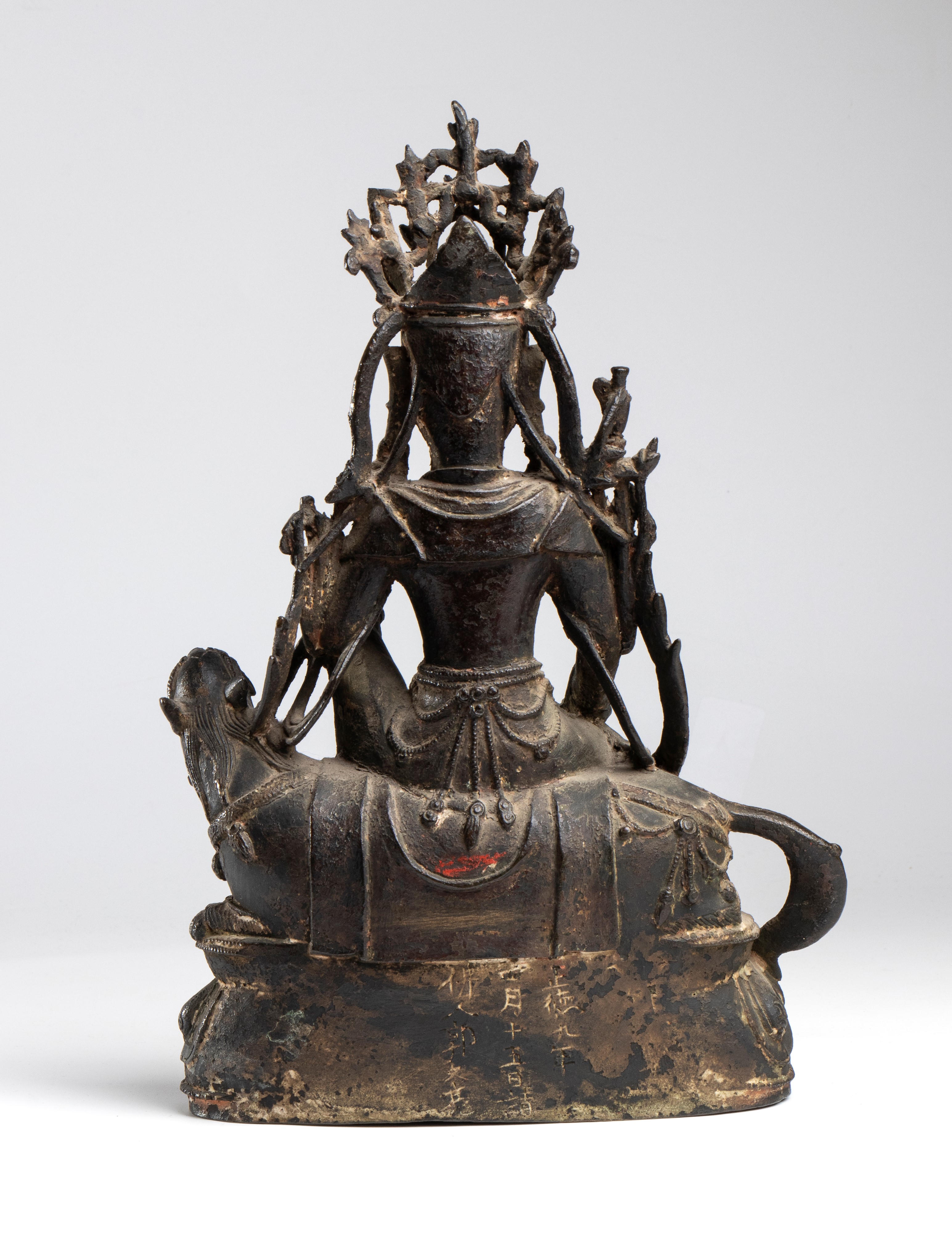 Bodhisatva, Figura in bronzo dorato su creatura mitica, Cina dinastia Ming (XV-XVI secolo)