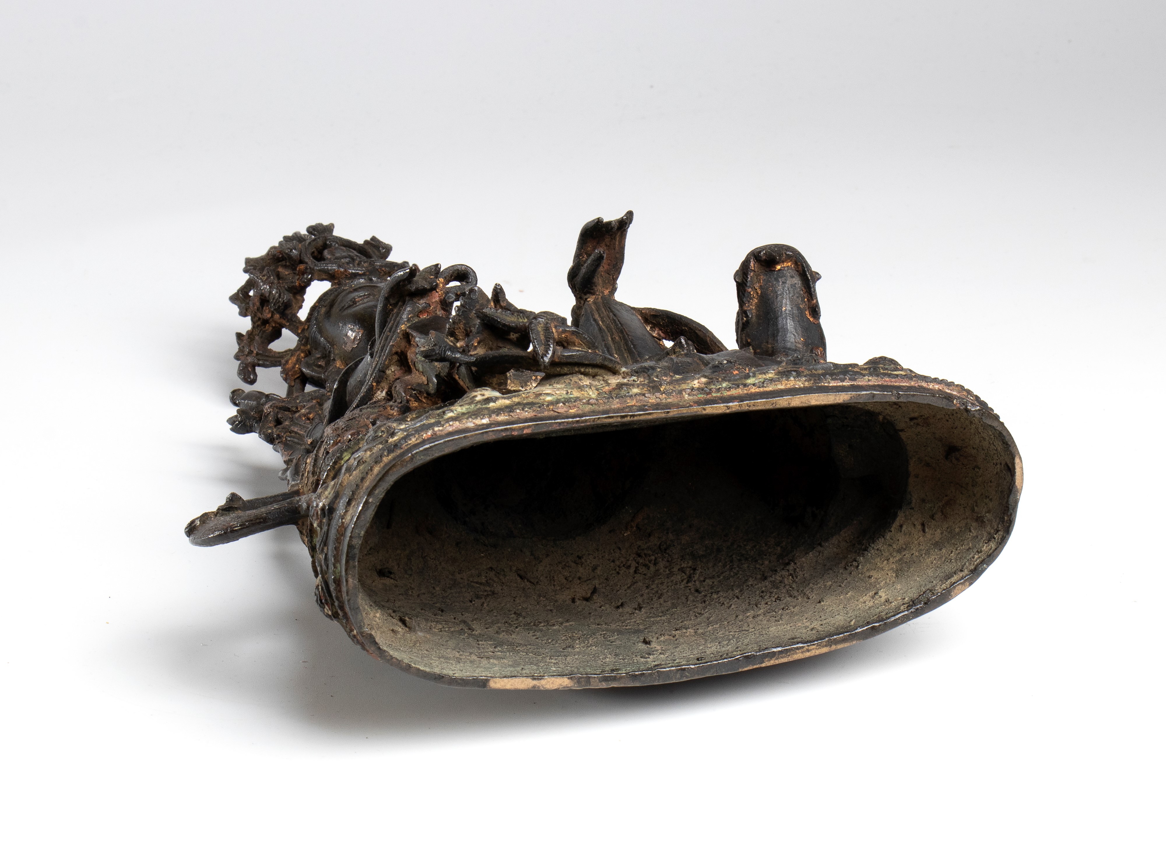 Bodhisatva, Figura in bronzo dorato su creatura mitica, Cina dinastia Ming (XV-XVI secolo)
