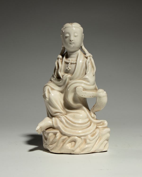 A Dehua Blanc de Chine porcelain figure depicting a Bodhisattva. China, late Qing Dynasty, 19th century.