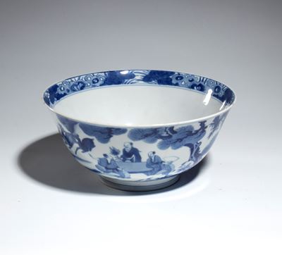 Cina, ciotola in porcellana bianca e blu con figure e decoro naturalistico, periodo di Transizion...