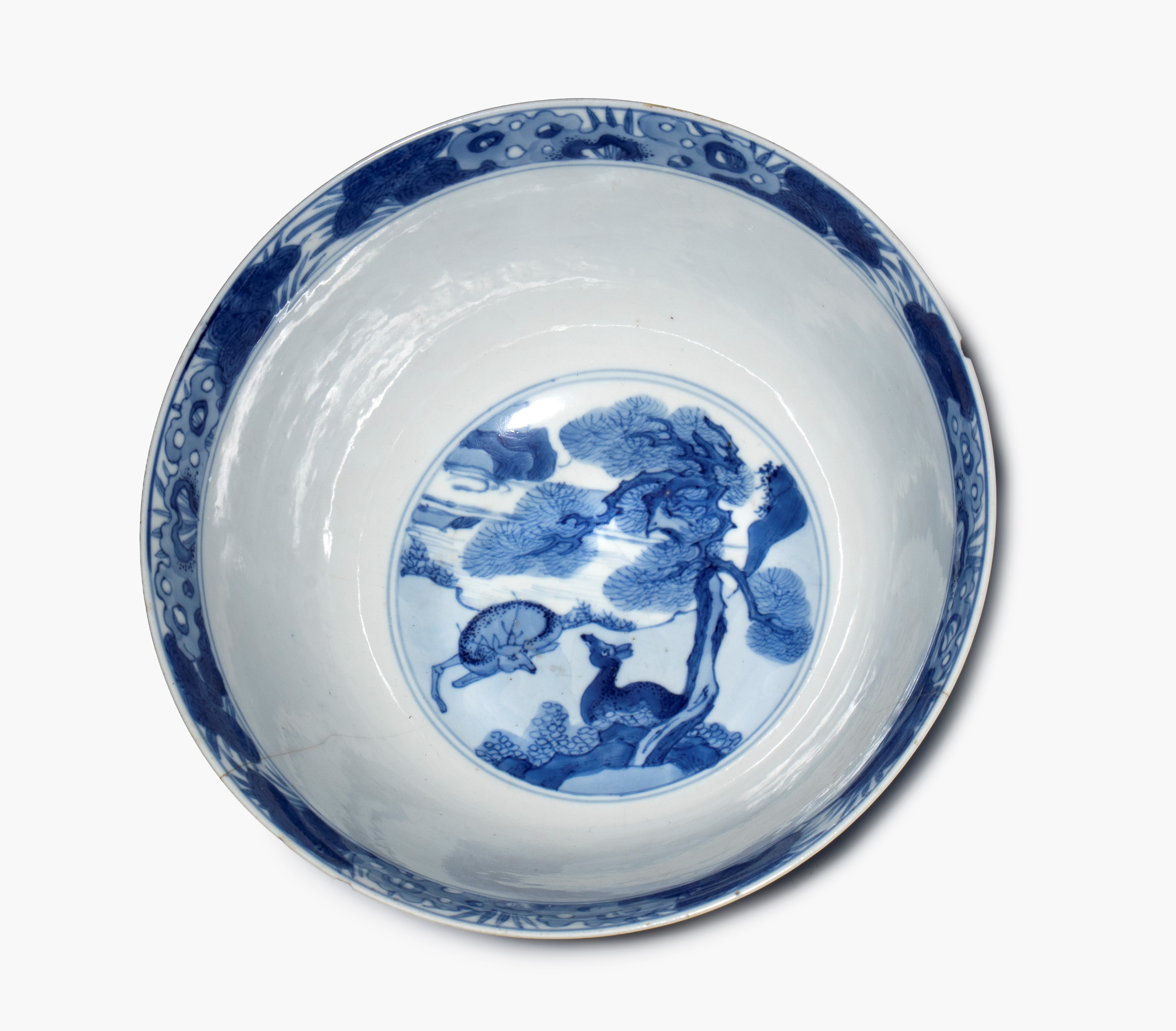 Cina, ciotola in porcellana bianca e blu con figure e decoro naturalistico, periodo di Transizion...