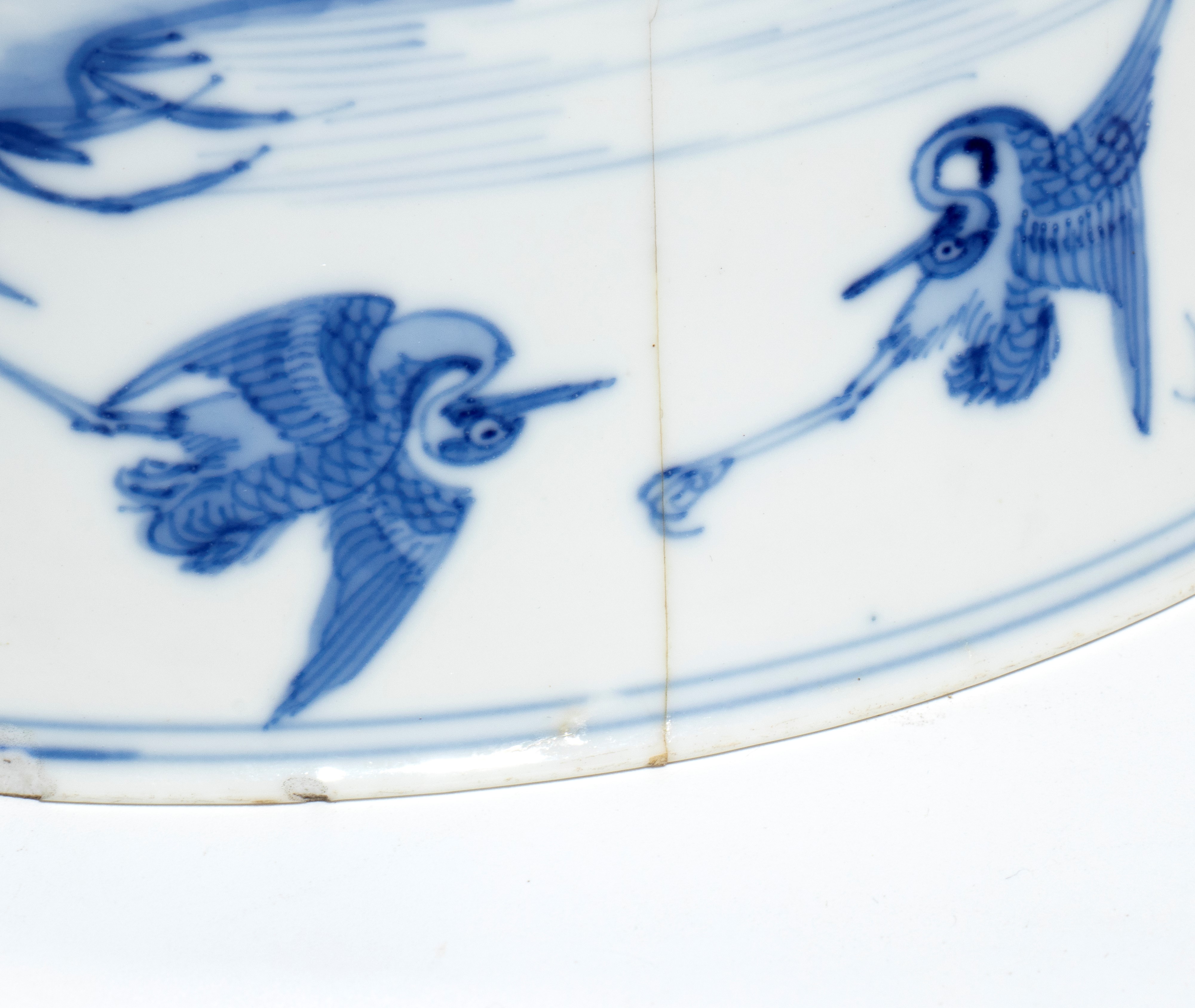 Cina, ciotola in porcellana bianca e blu con figure e decoro naturalistico, periodo di Transizion...
