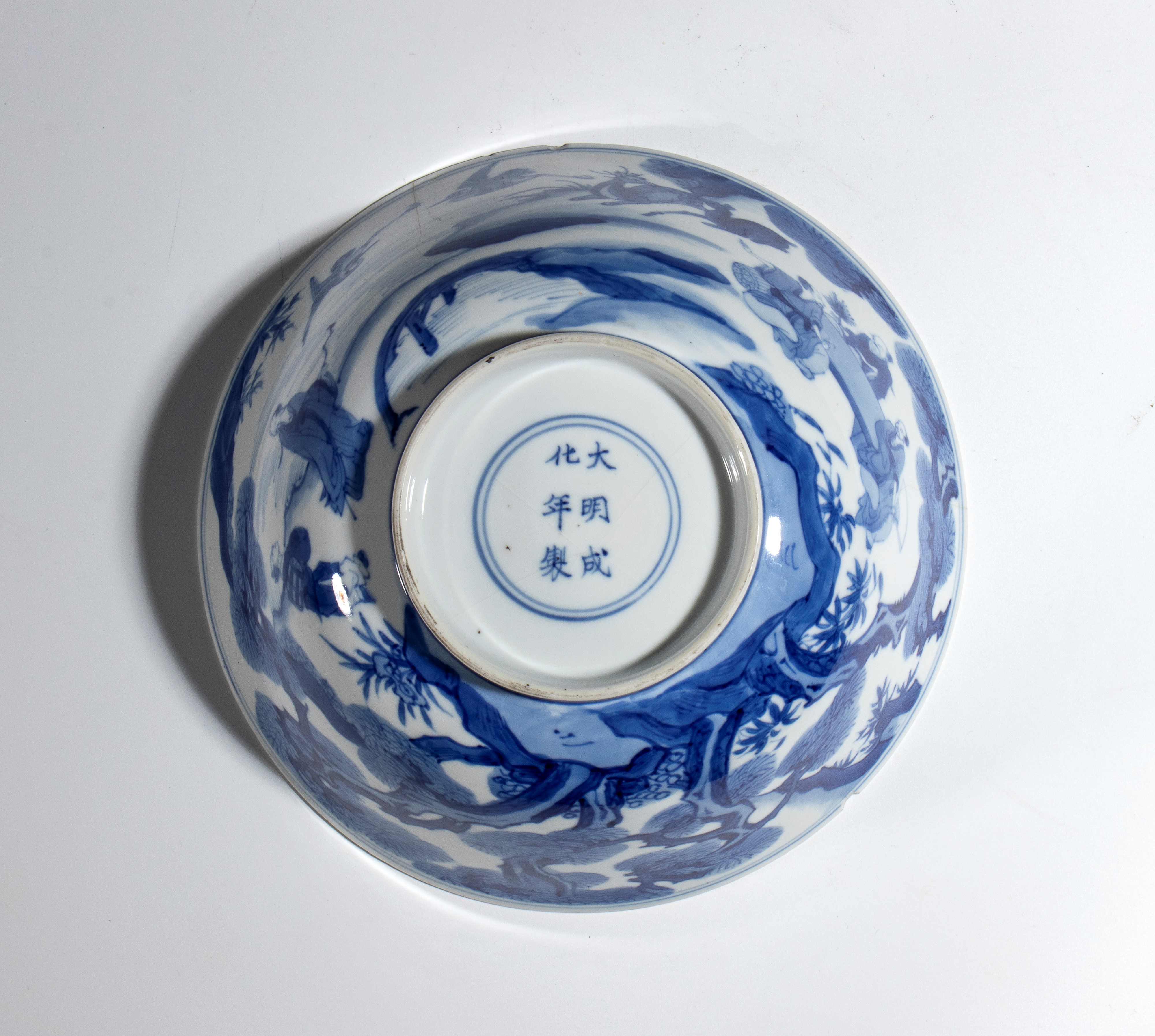 Cina, ciotola in porcellana bianca e blu con figure e decoro naturalistico, periodo di Transizion...