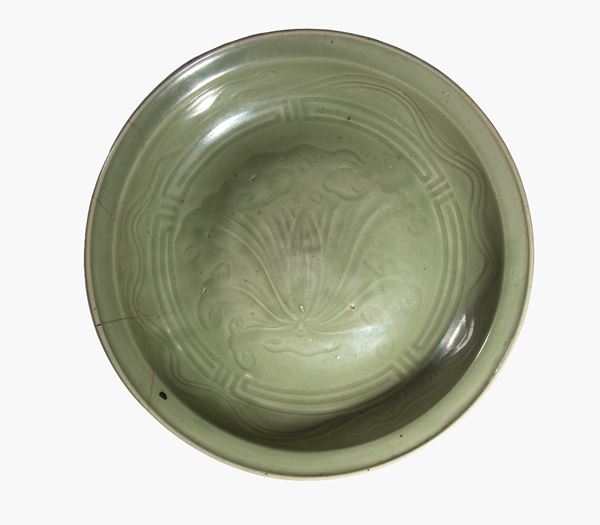 Grande piatto profondo in porcellana celadon con decoro floreale e motivi geometrici. Asia del Sud, XVIII secolo