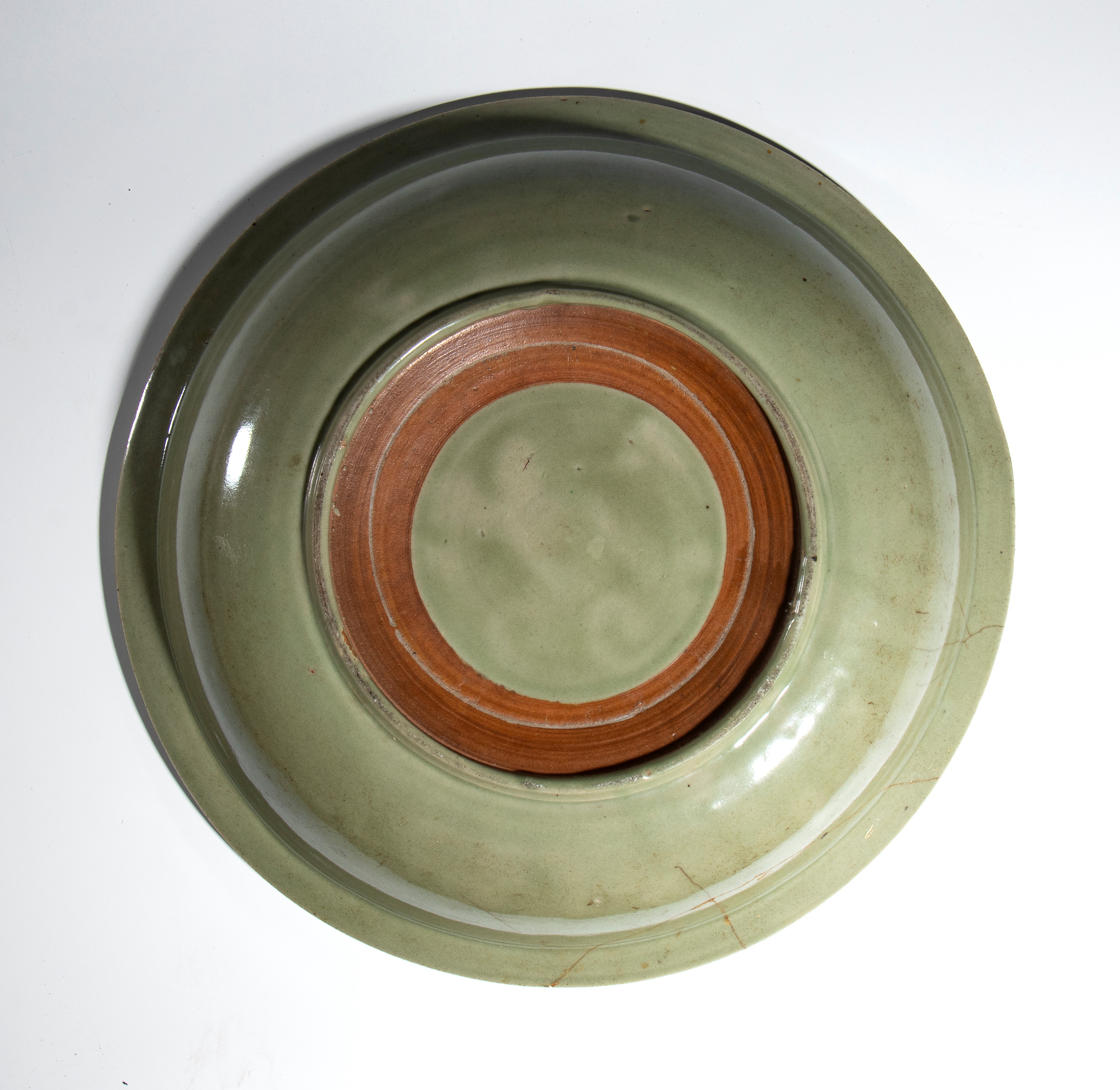 Asia del Sud, Grande piatto profondo in porcellana celadon con decoro floreale e motivi geometric...