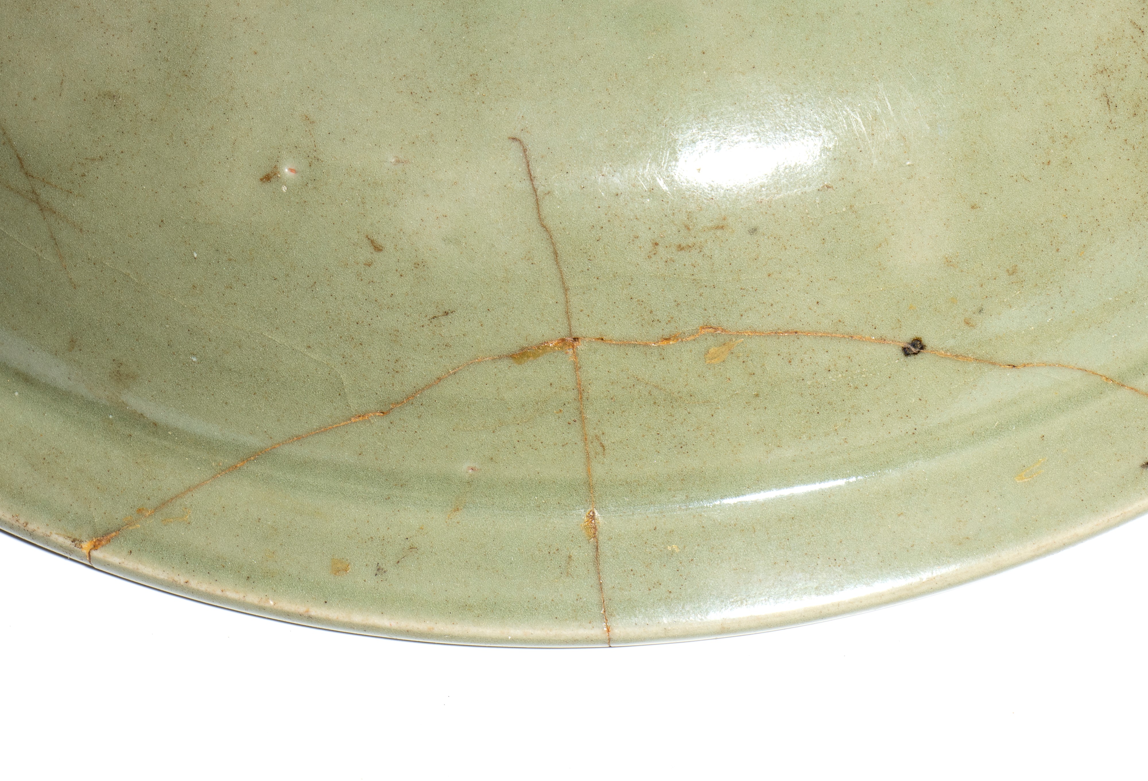 Asia del Sud, Grande piatto profondo in porcellana celadon con decoro floreale e motivi geometric...