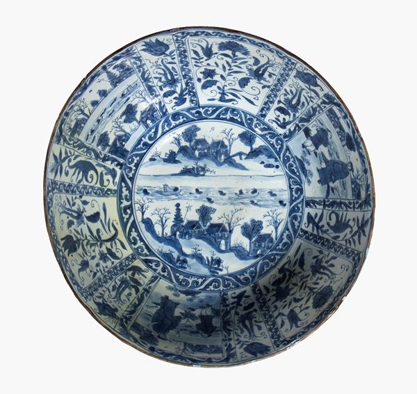 Rara grande ciotola in porcellana bianca e blu con decoro a motivi naturalistici e scene di vita comune. Cina, dinastia Qing, periodo Kangxi 