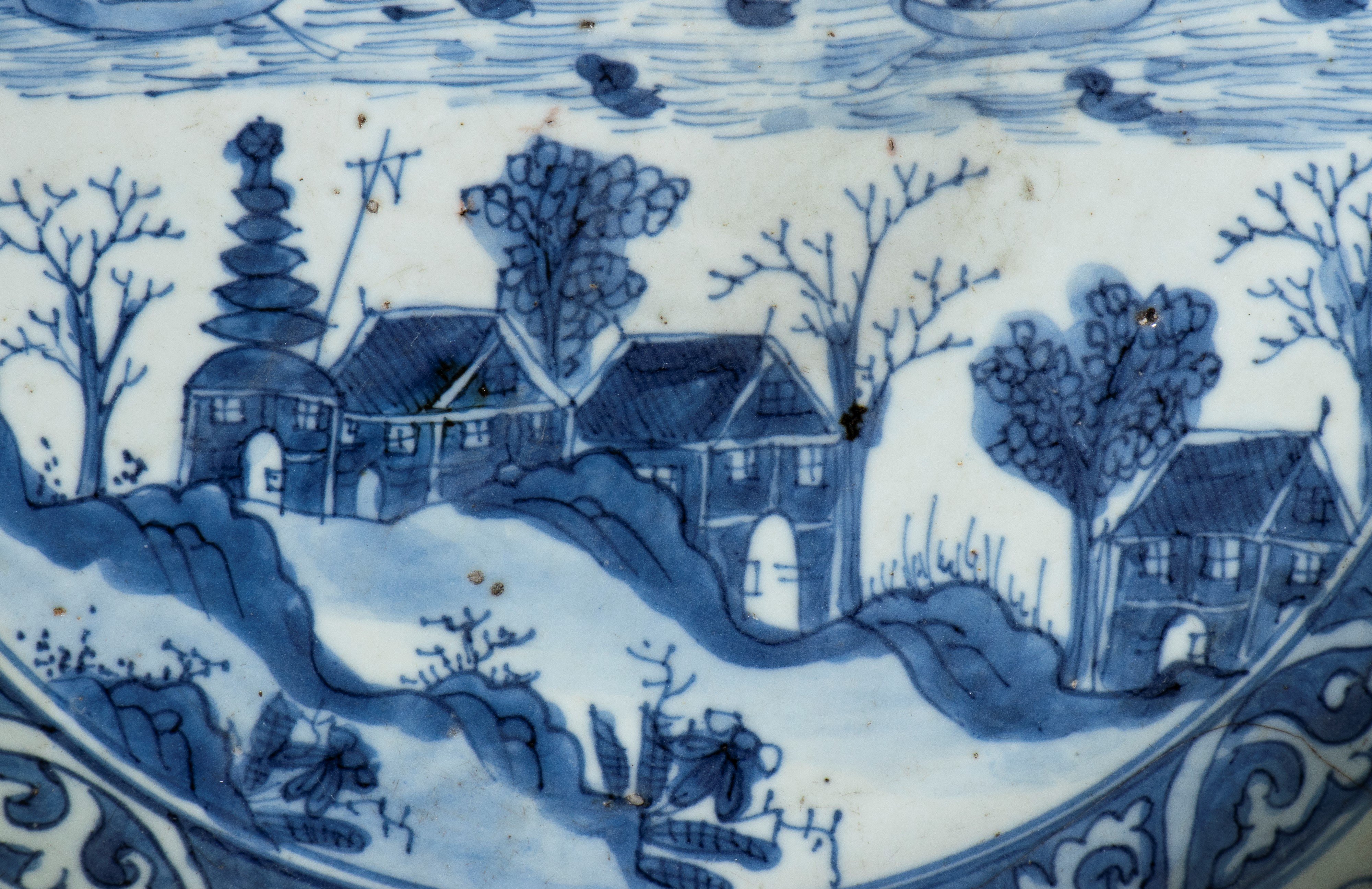 Ciotola grande in porcellana bianca e blu, Cina, dinastia Qing (Kangxi) con decorazione naturalis...