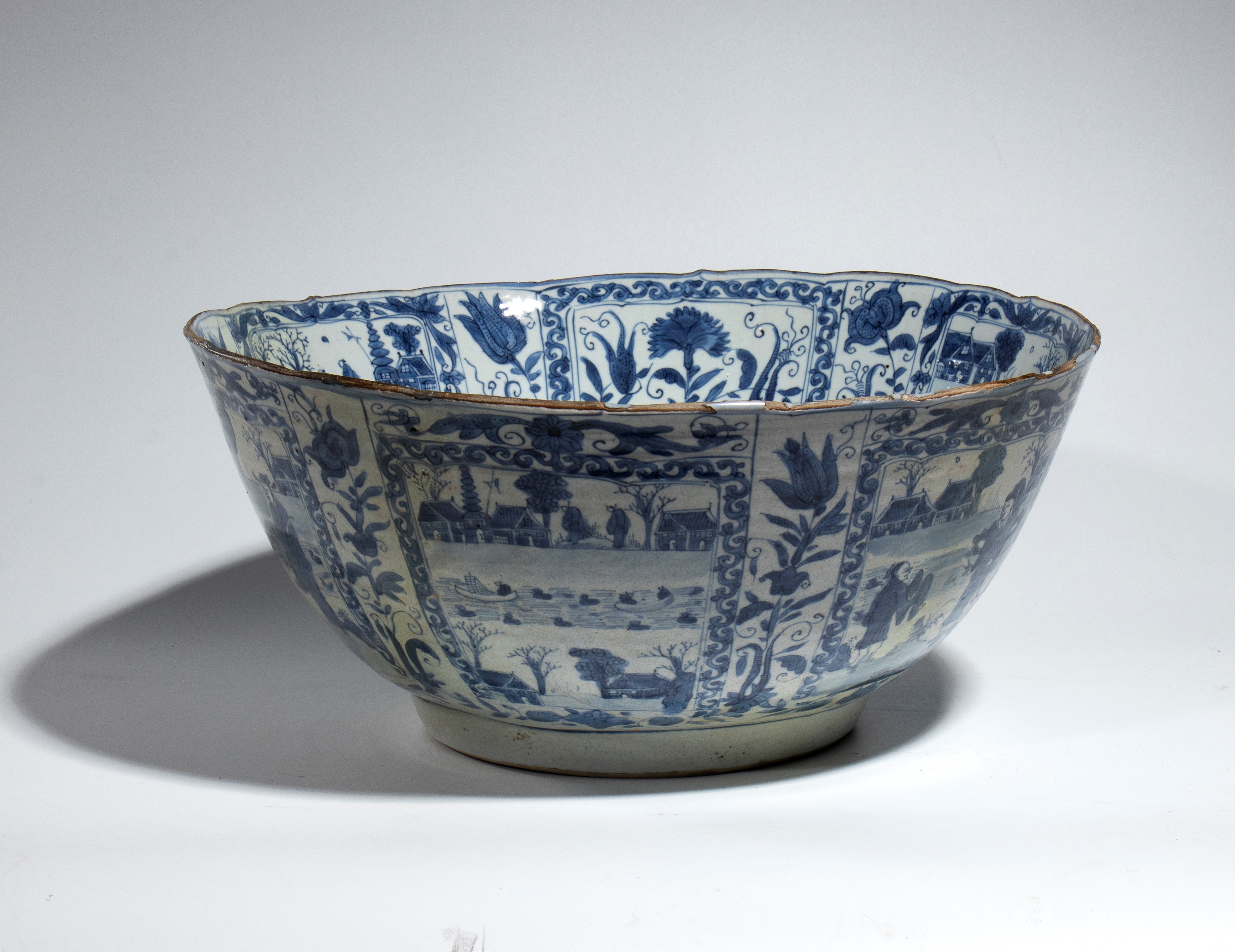 Ciotola grande in porcellana bianca e blu, Cina, dinastia Qing (Kangxi) con decorazione naturalis...