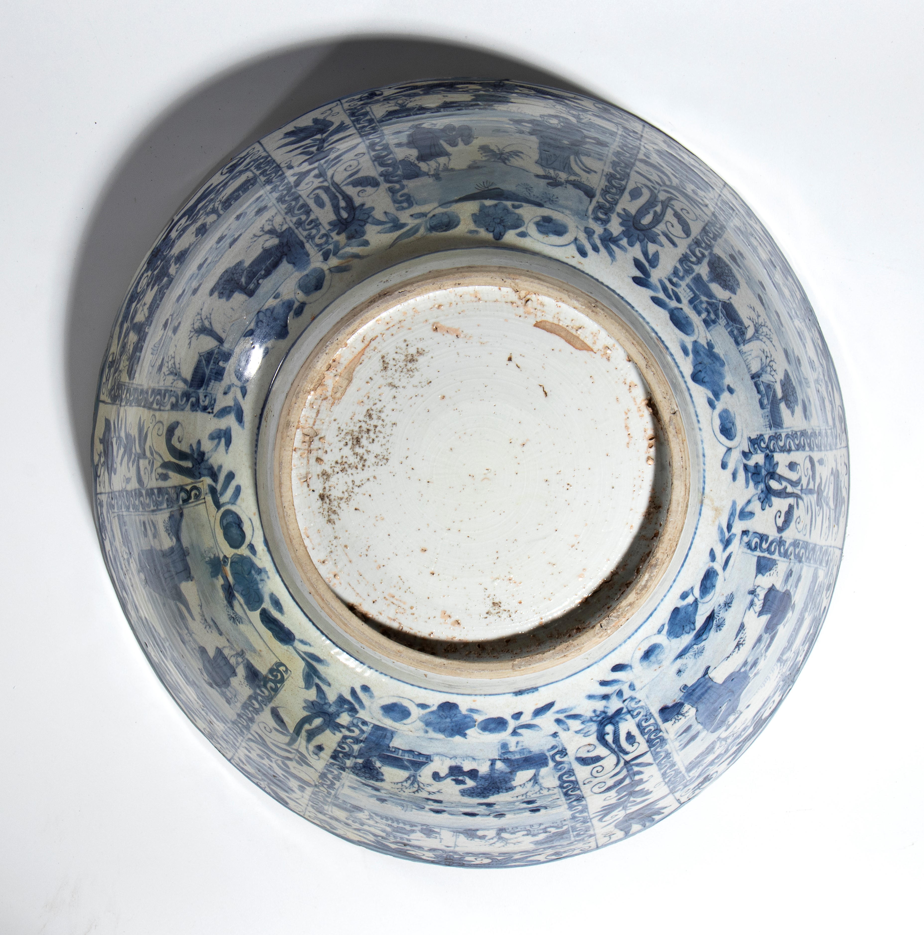 Ciotola grande in porcellana bianca e blu, Cina, dinastia Qing (Kangxi) con decorazione naturalis...