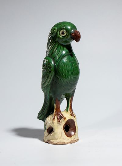 Cina, Figura in ceramica a smalti Sancai raffigurante un pappagallo