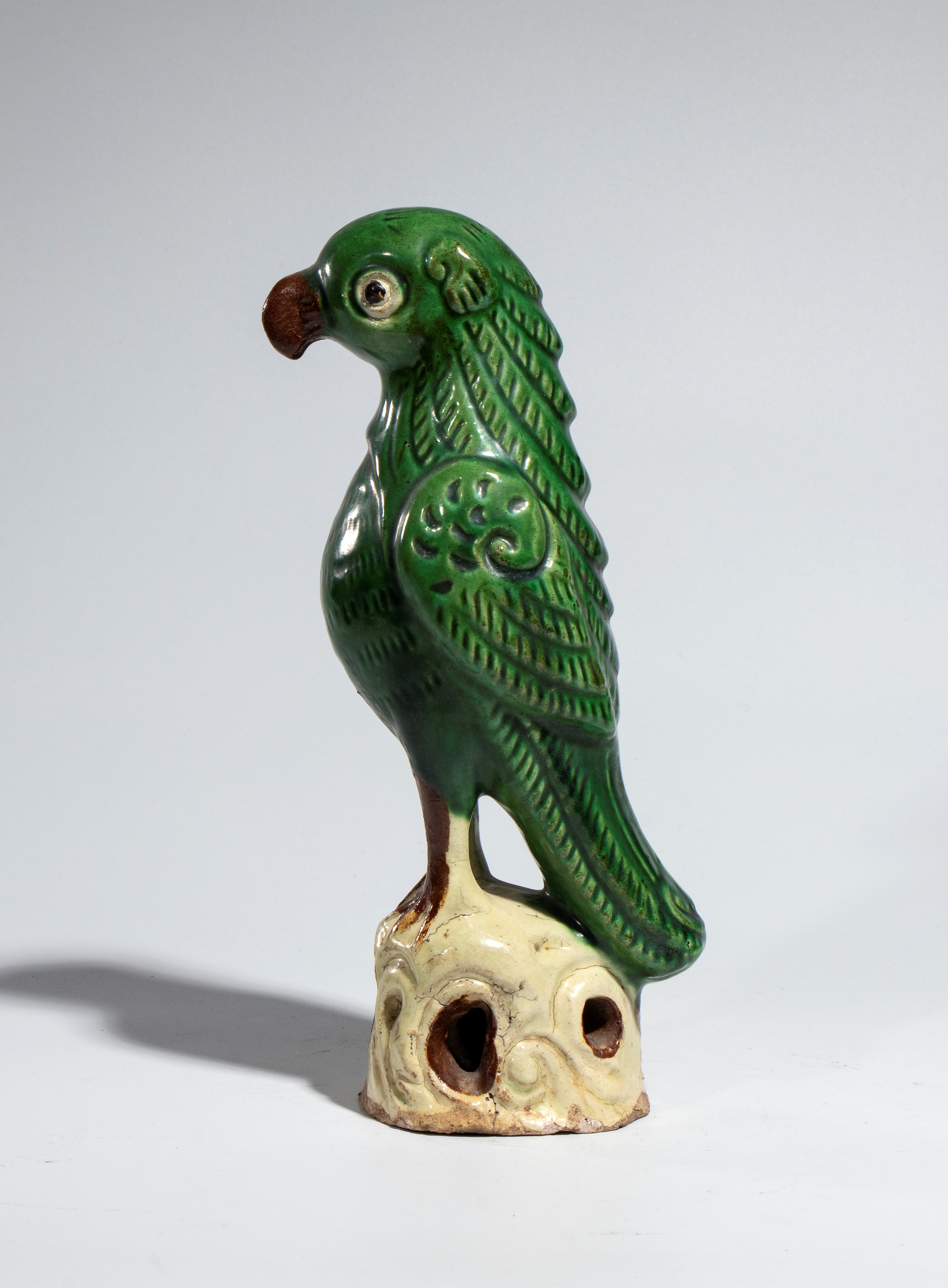 Cina, Figura in ceramica a smalti Sancai raffigurante un pappagallo