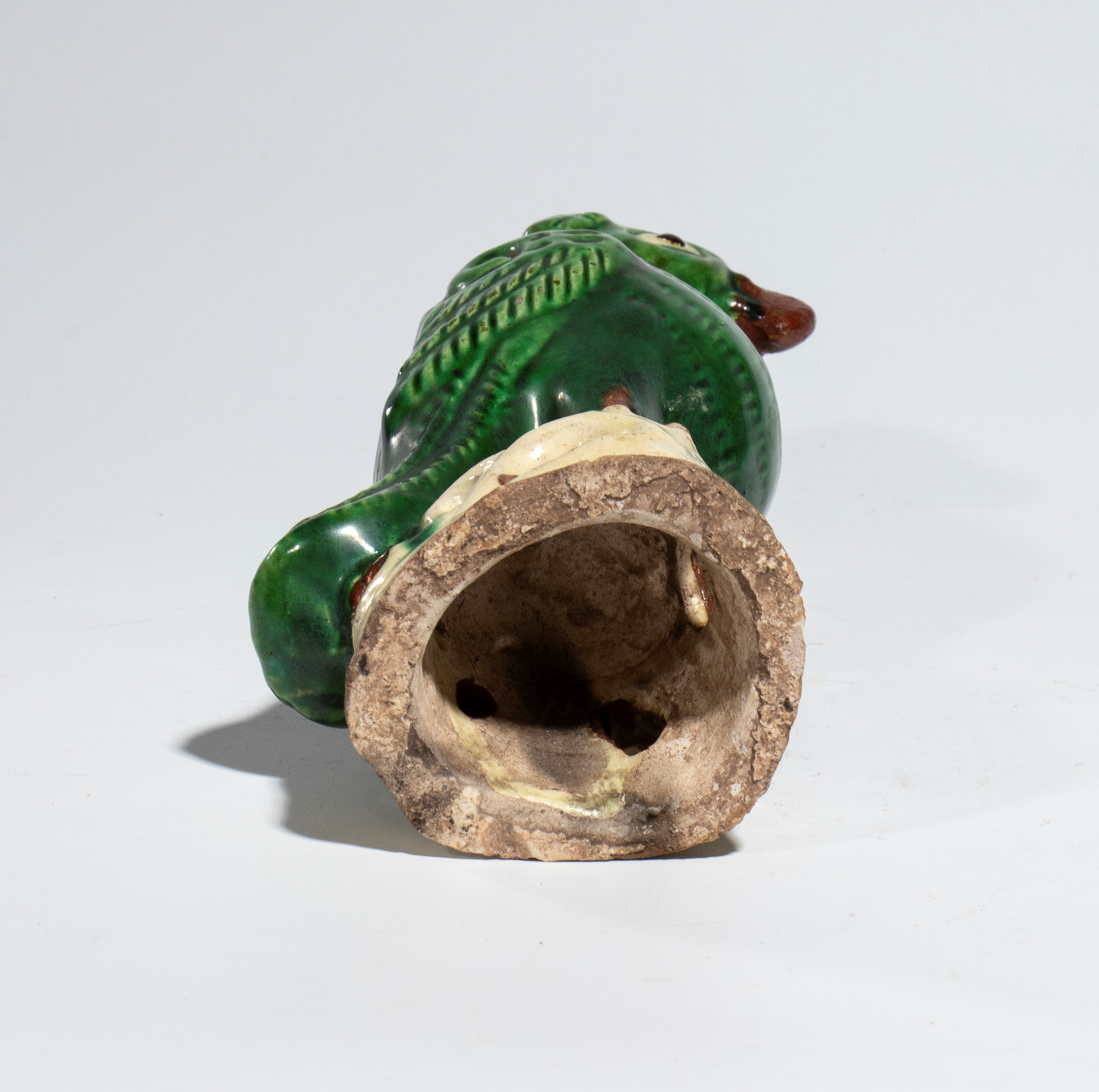 Cina, Figura in ceramica a smalti Sancai raffigurante un pappagallo