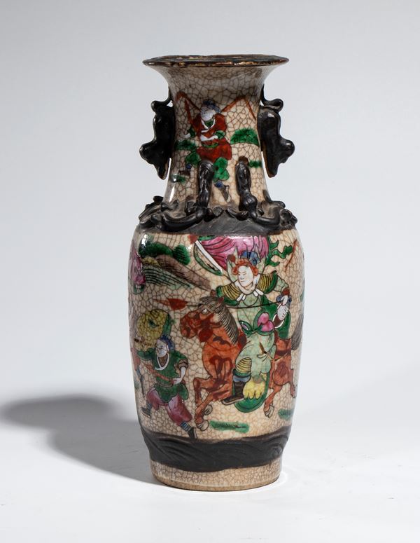 Vaso in porcellana a smalto craquelé, decorato con scene di battaglia raffiguranti guerrieri e dignitari. Cina, XX secolo