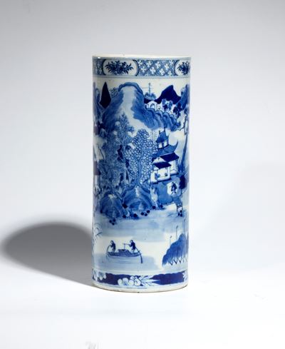 Vaso, porcellana bianca e blu decorata con figure e paesaggio naturalistico, Cina, XX secolo