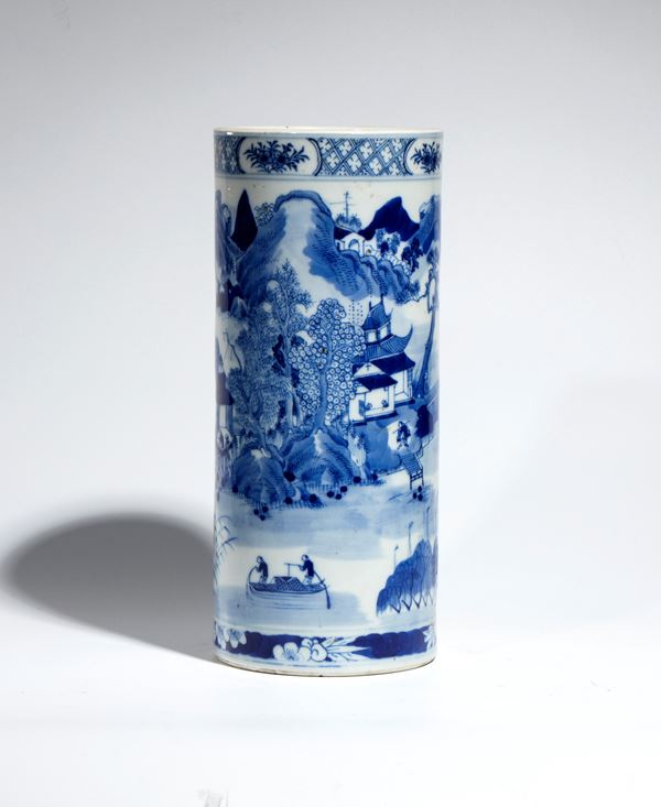 Vaso in porcellana bianca e blu decorato con figure e paesaggio naturalistico. Cina, XX secolo