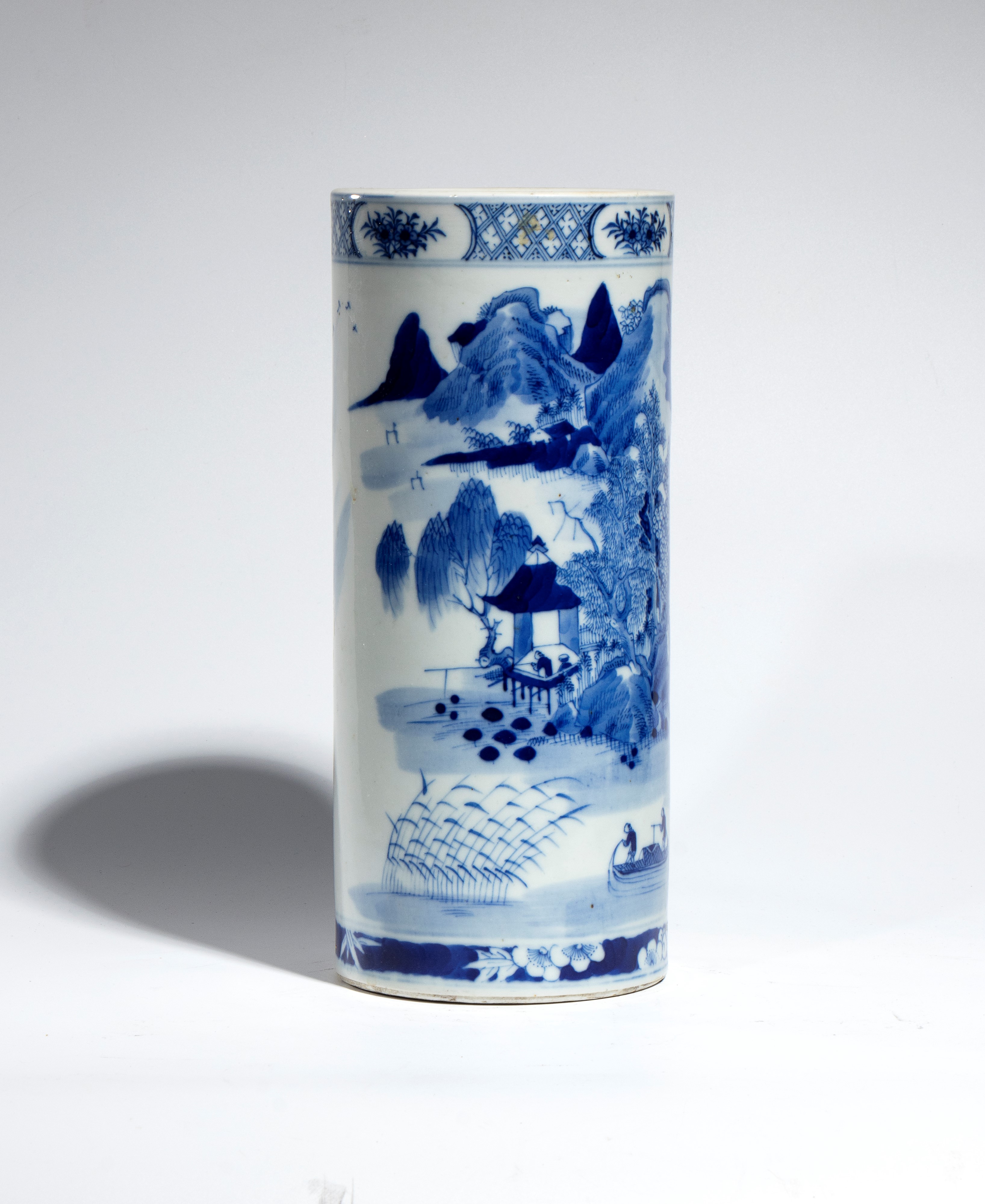 Vaso, porcellana bianca e blu decorata con figure e paesaggio naturalistico, Cina, XX secolo