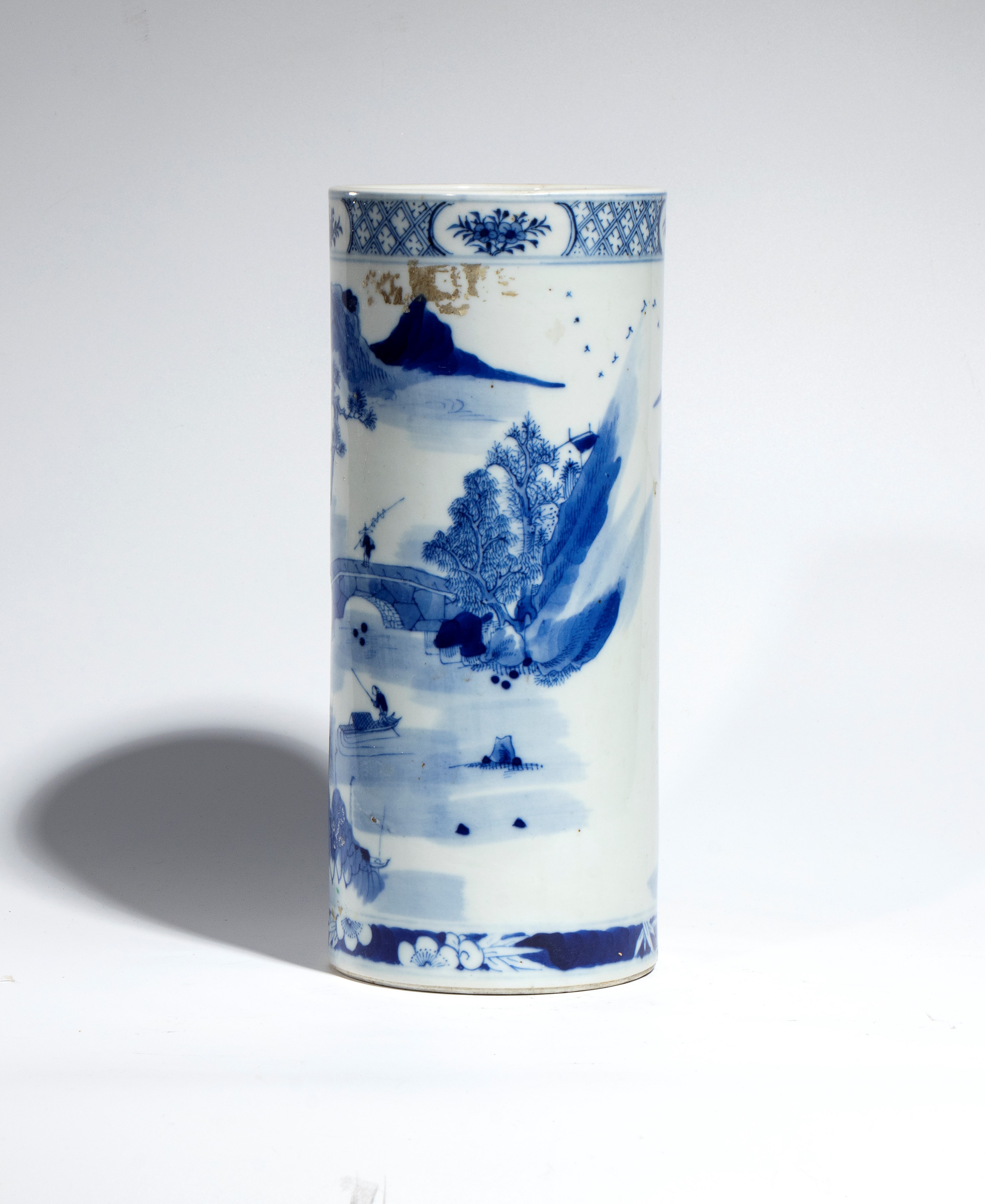 Vaso, porcellana bianca e blu decorata con figure e paesaggio naturalistico, Cina, XX secolo