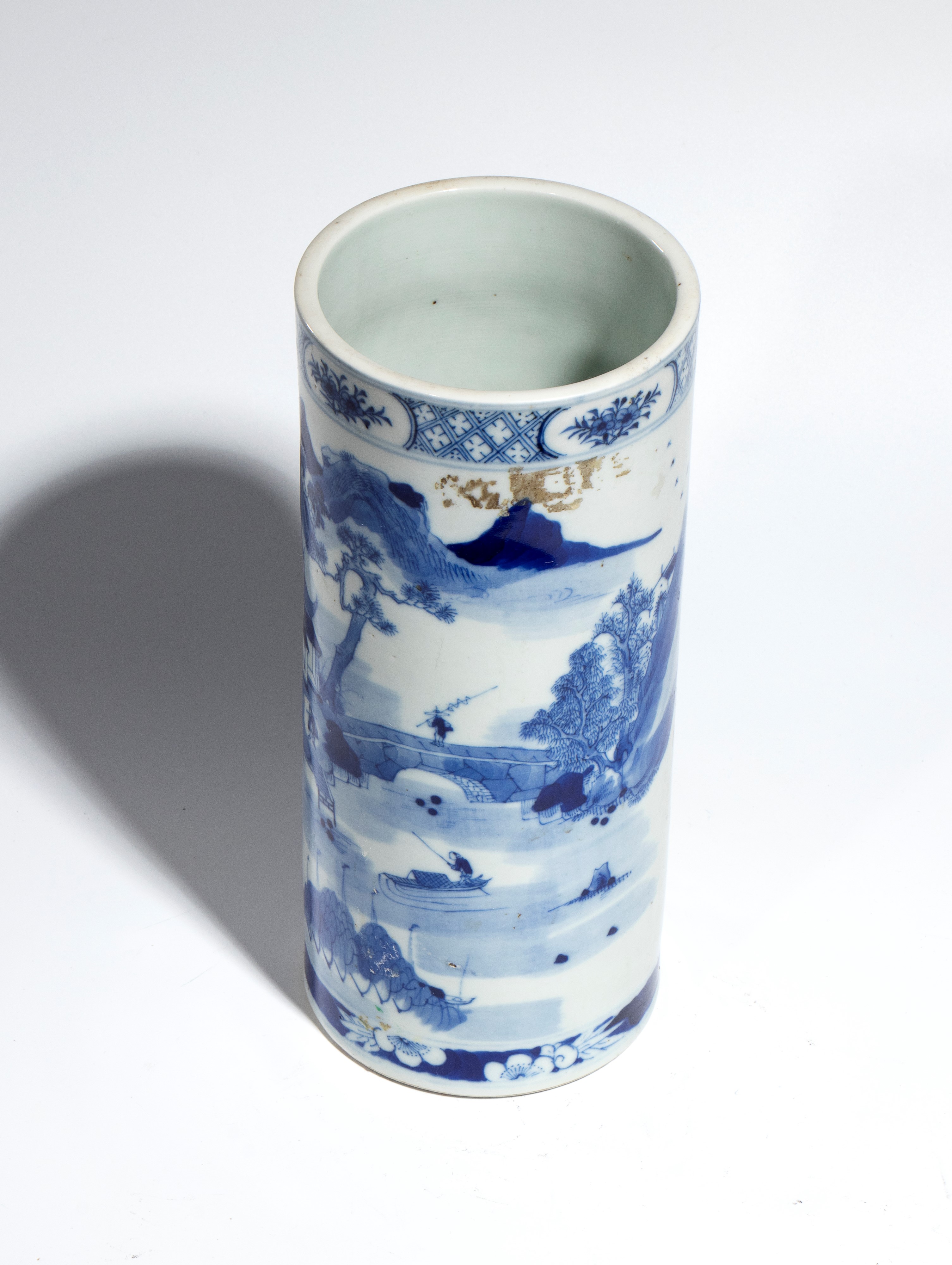 Vaso, porcellana bianca e blu decorata con figure e paesaggio naturalistico, Cina, XX secolo