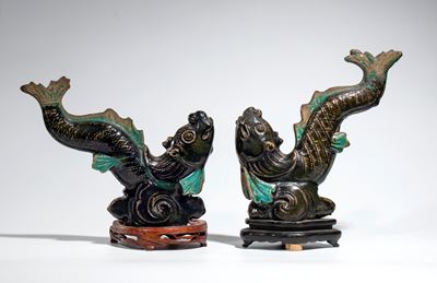 Cina, gruppo di due tegole in ceramica a smalti Sancai raffiguranti i pesci mitologici “Ao Yu” (d...