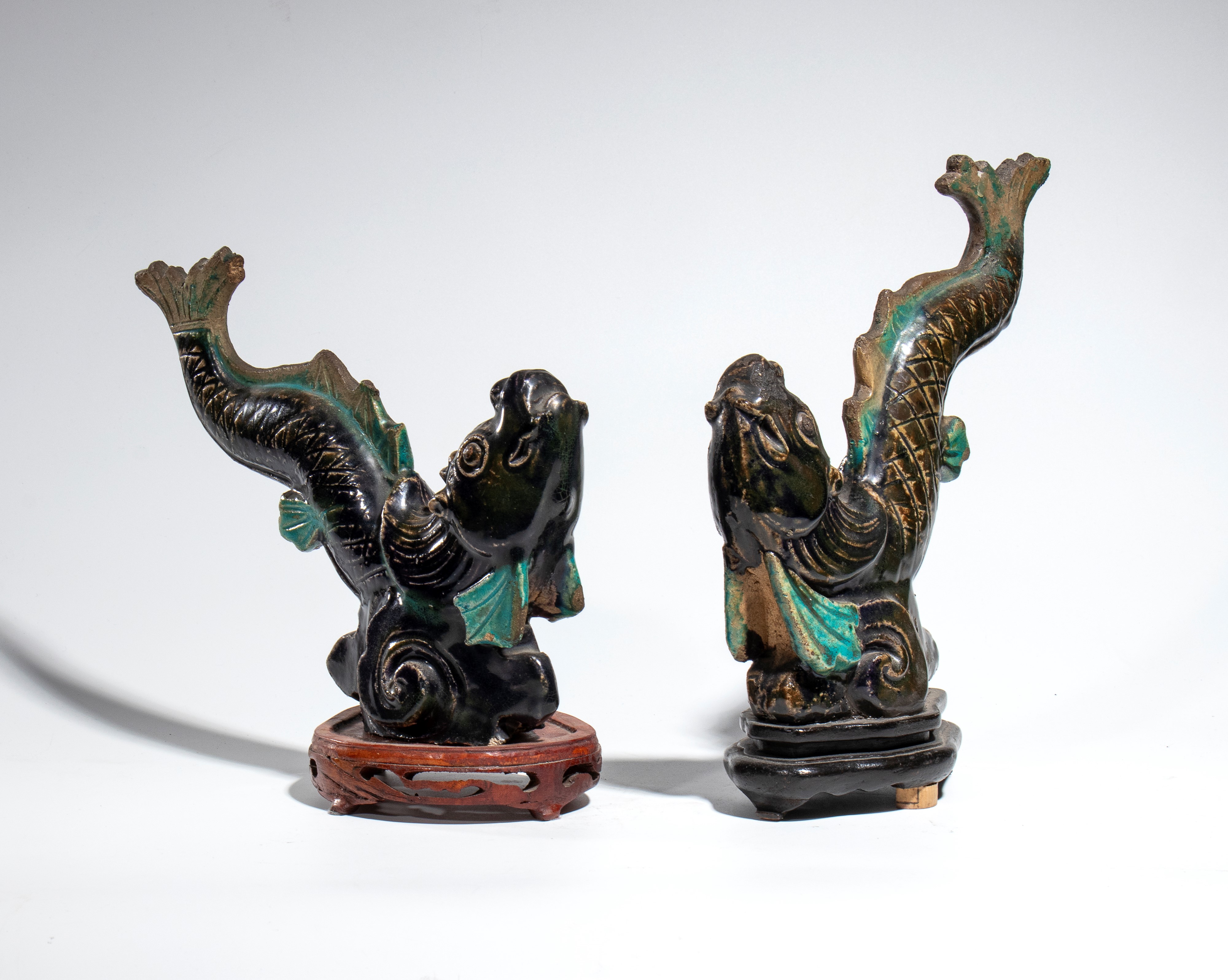Cina, gruppo di due tegole in ceramica a smalti Sancai raffiguranti i pesci mitologici “Ao Yu” (d...