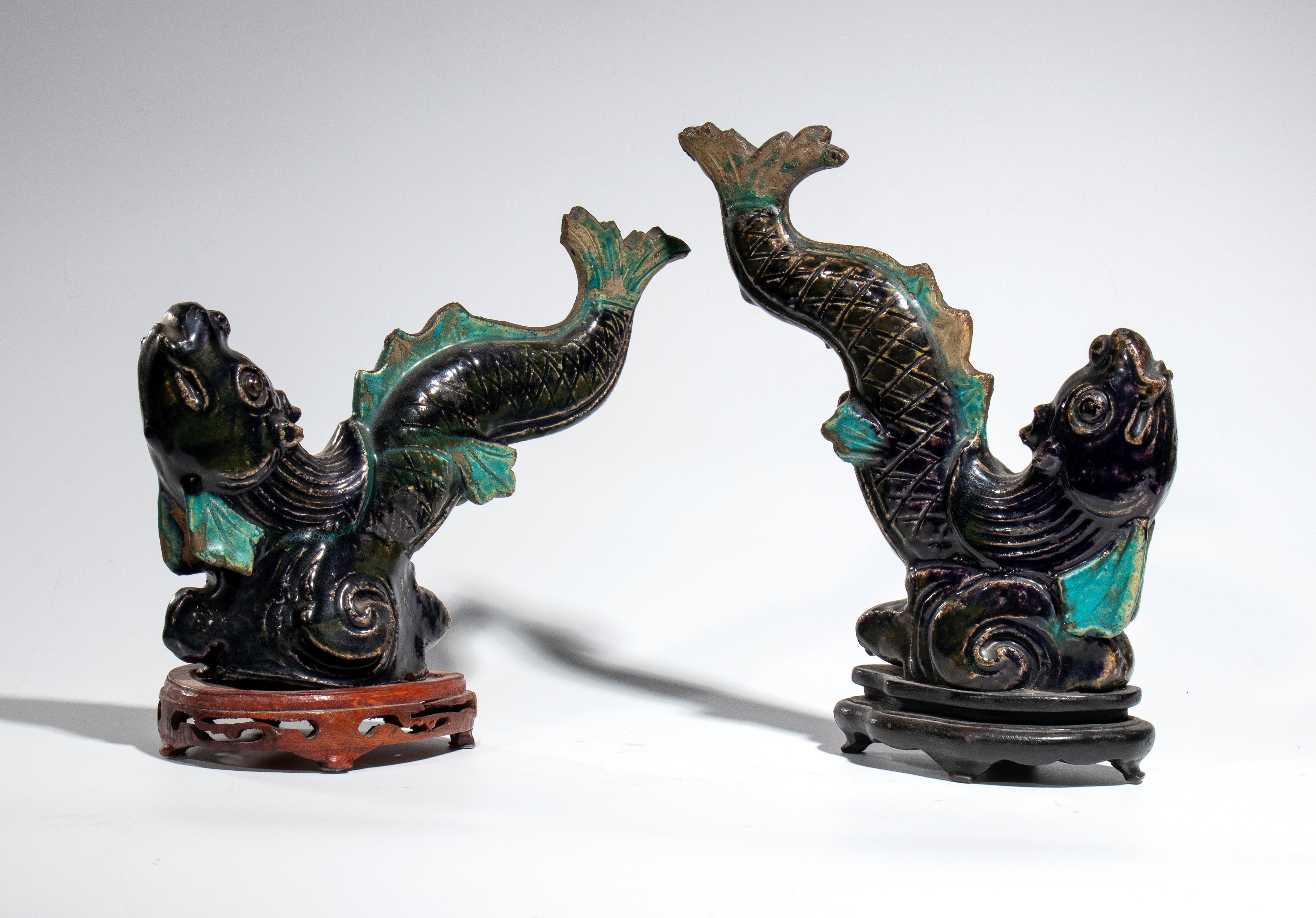 Cina, gruppo di due tegole in ceramica a smalti Sancai raffiguranti i pesci mitologici “Ao Yu” (d...