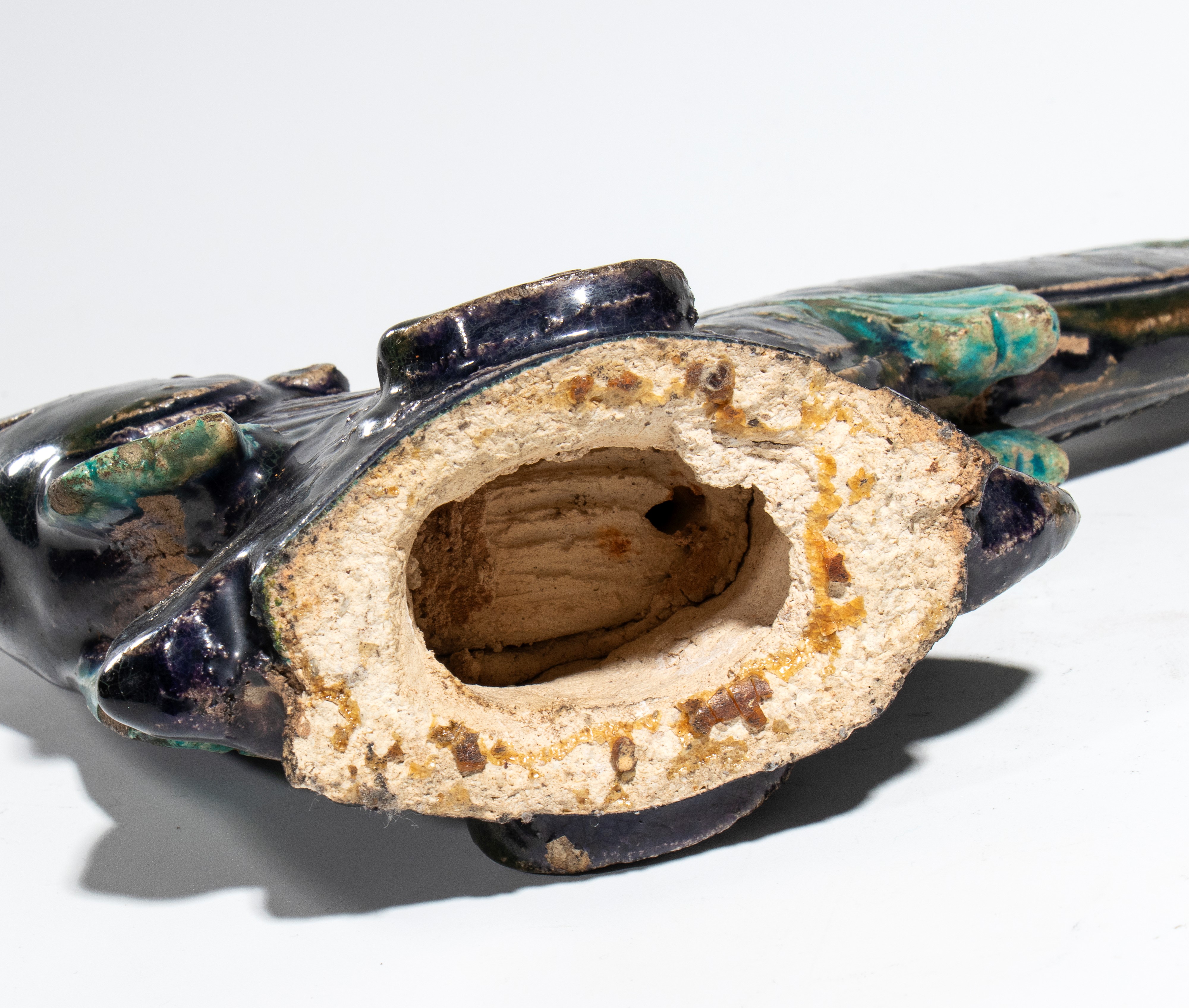 Cina, gruppo di due tegole in ceramica a smalti Sancai raffiguranti i pesci mitologici “Ao Yu” (d...