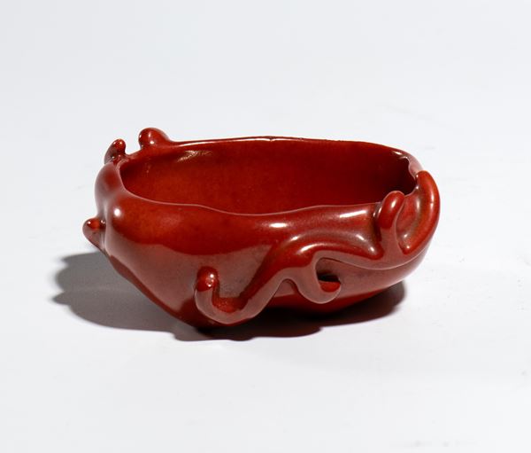 Importante catino per pennelli a forma di foglia di loto con racemi vegetali a tutto rilievo in porcellana con smalto rosso corallo. Cina, dinastia Qing. periodo Yongzheng-Qianlong. Collezione Eumorfopoulos