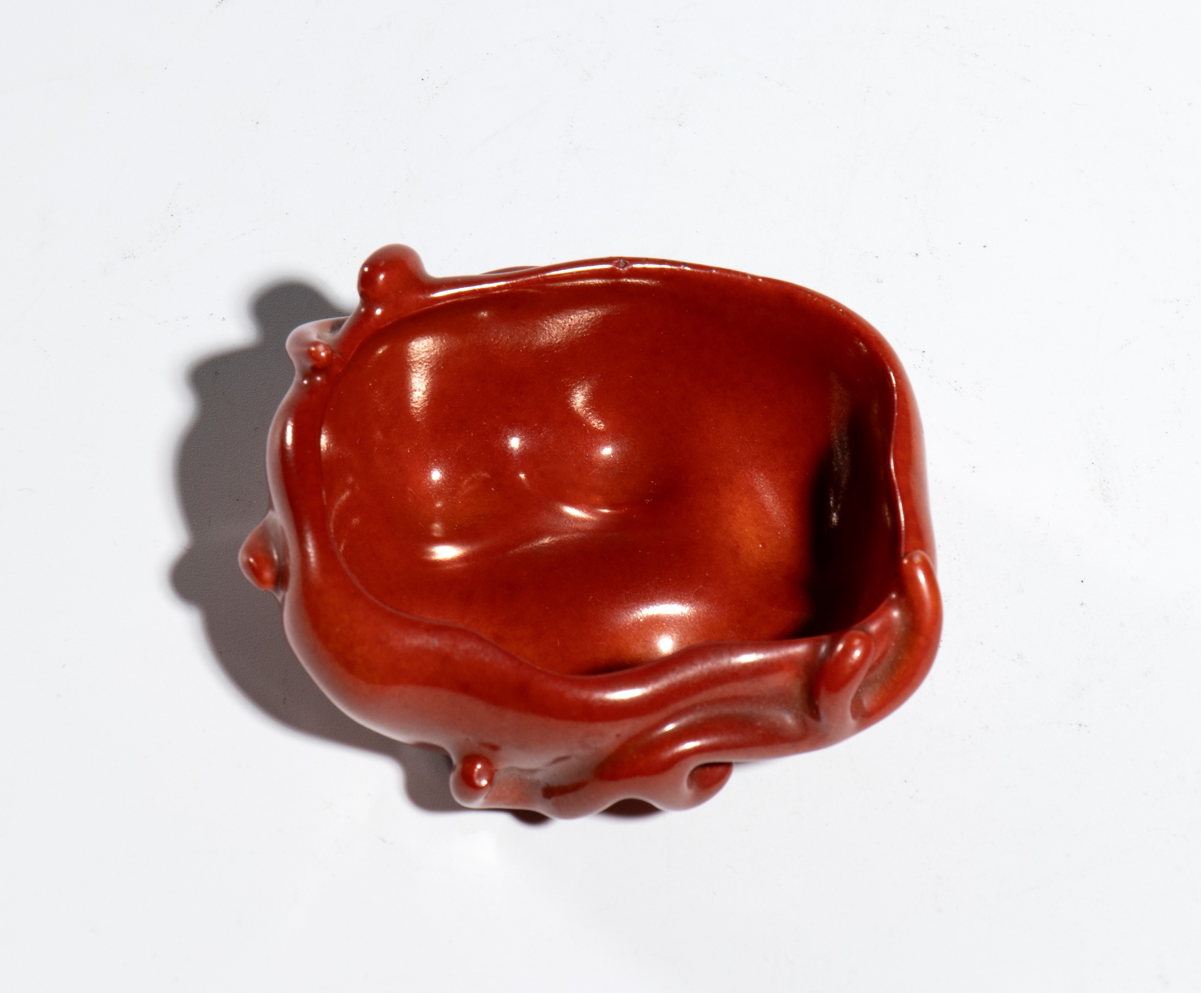 Cina, catino per pennelli a forma di foglia di loto, porcellana con smalto rosso corallo, dinasti...