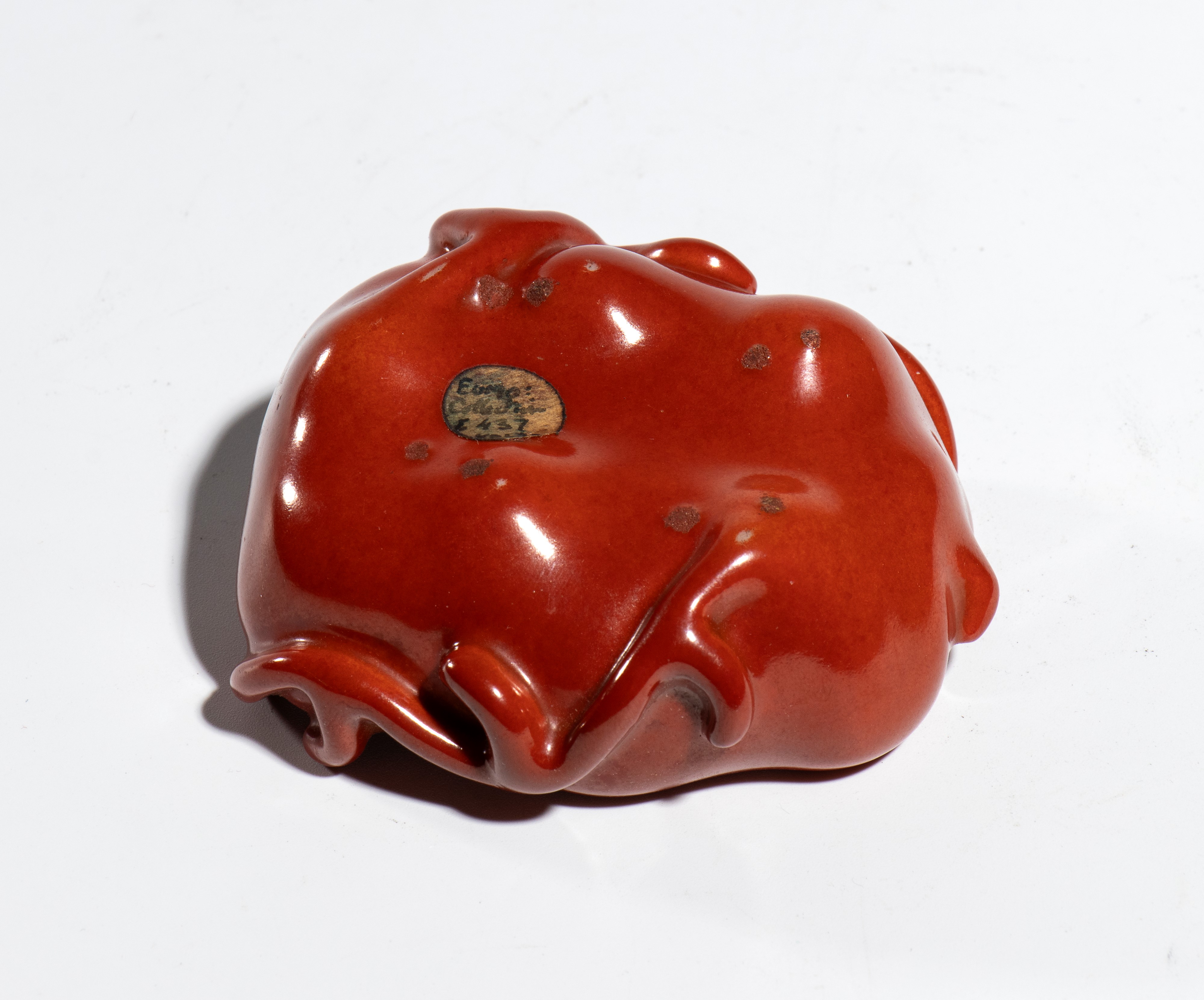 Cina, catino per pennelli a forma di foglia di loto, porcellana con smalto rosso corallo, dinasti...