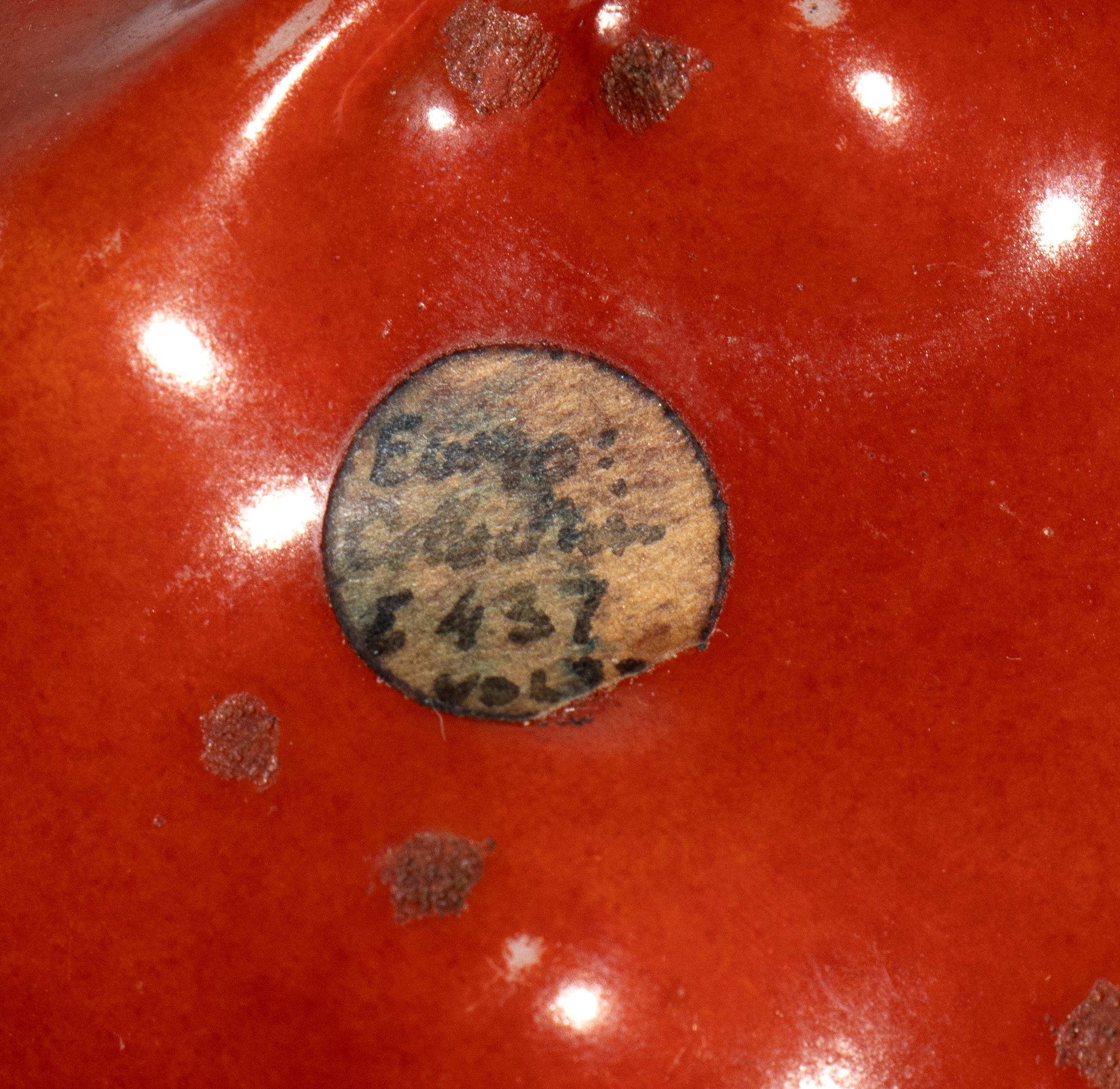 Cina, catino per pennelli a forma di foglia di loto, porcellana con smalto rosso corallo, dinasti...