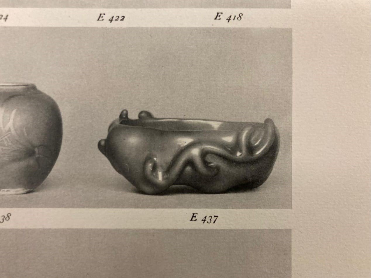 Cina, catino per pennelli a forma di foglia di loto, porcellana con smalto rosso corallo, dinasti...