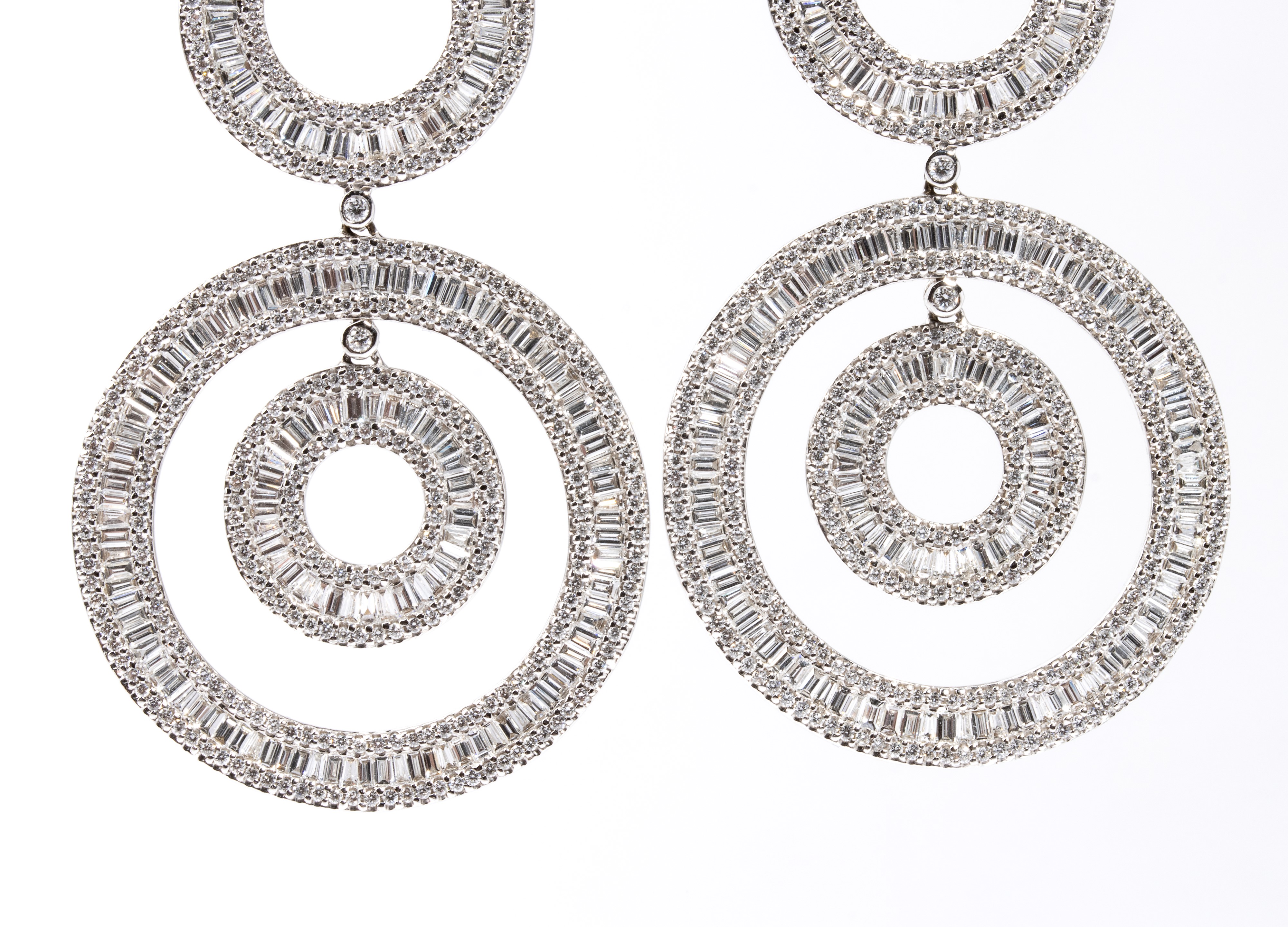 Paio di orecchini pendenti in oro e diamanti